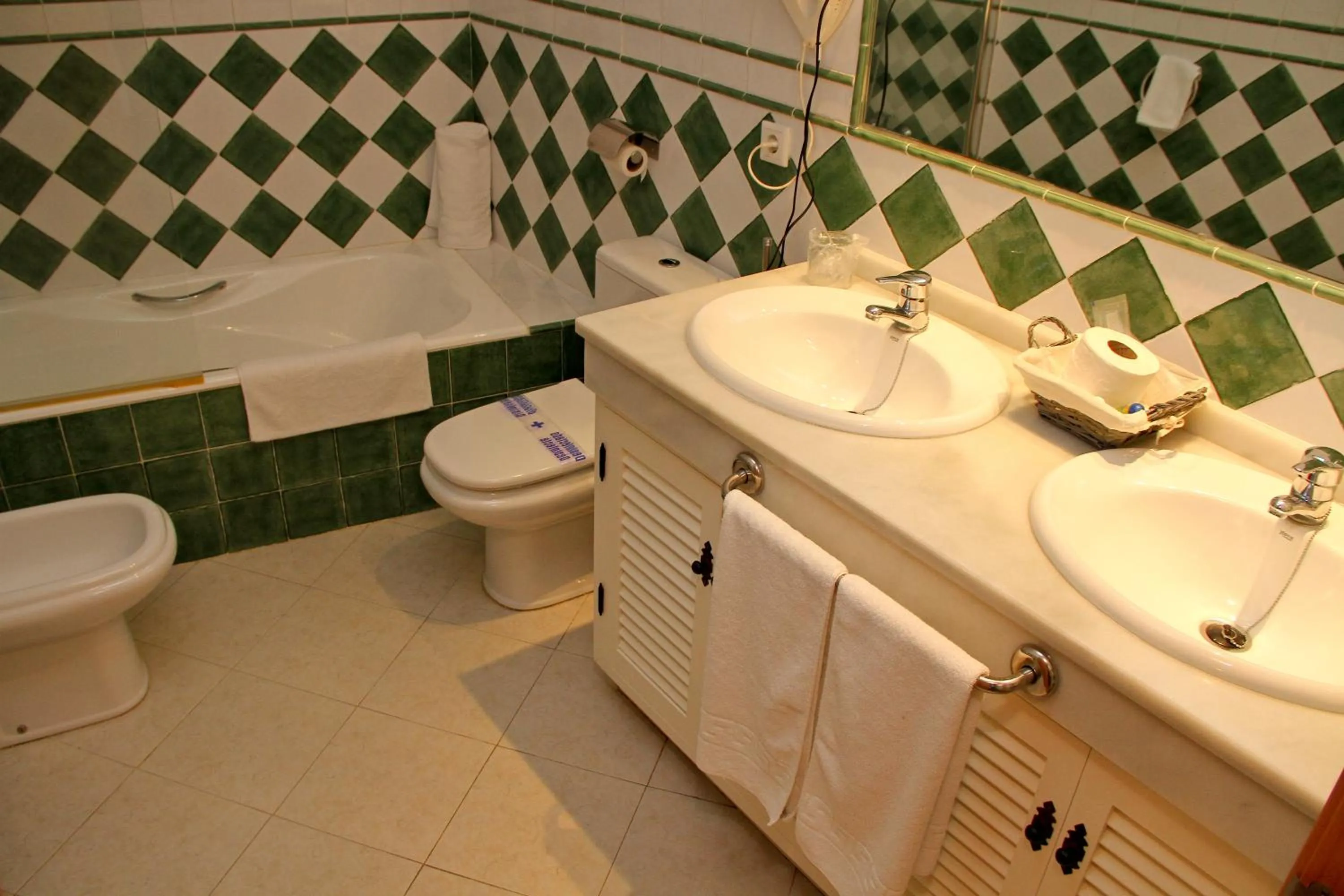 Bathroom in Hotel Tugasa Castillo de Castellar