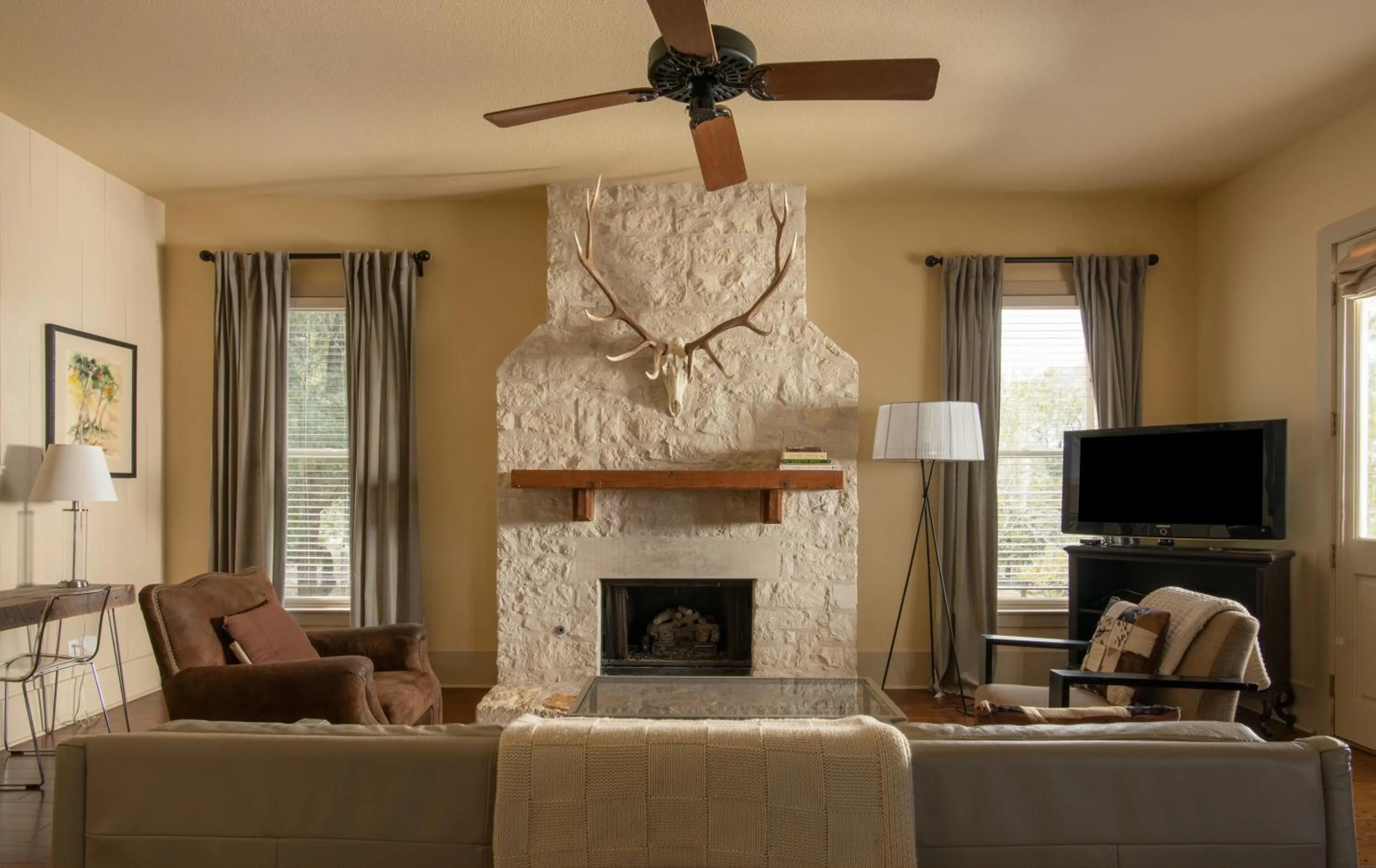 TV and multimedia in Sage Hill Inn & Spa