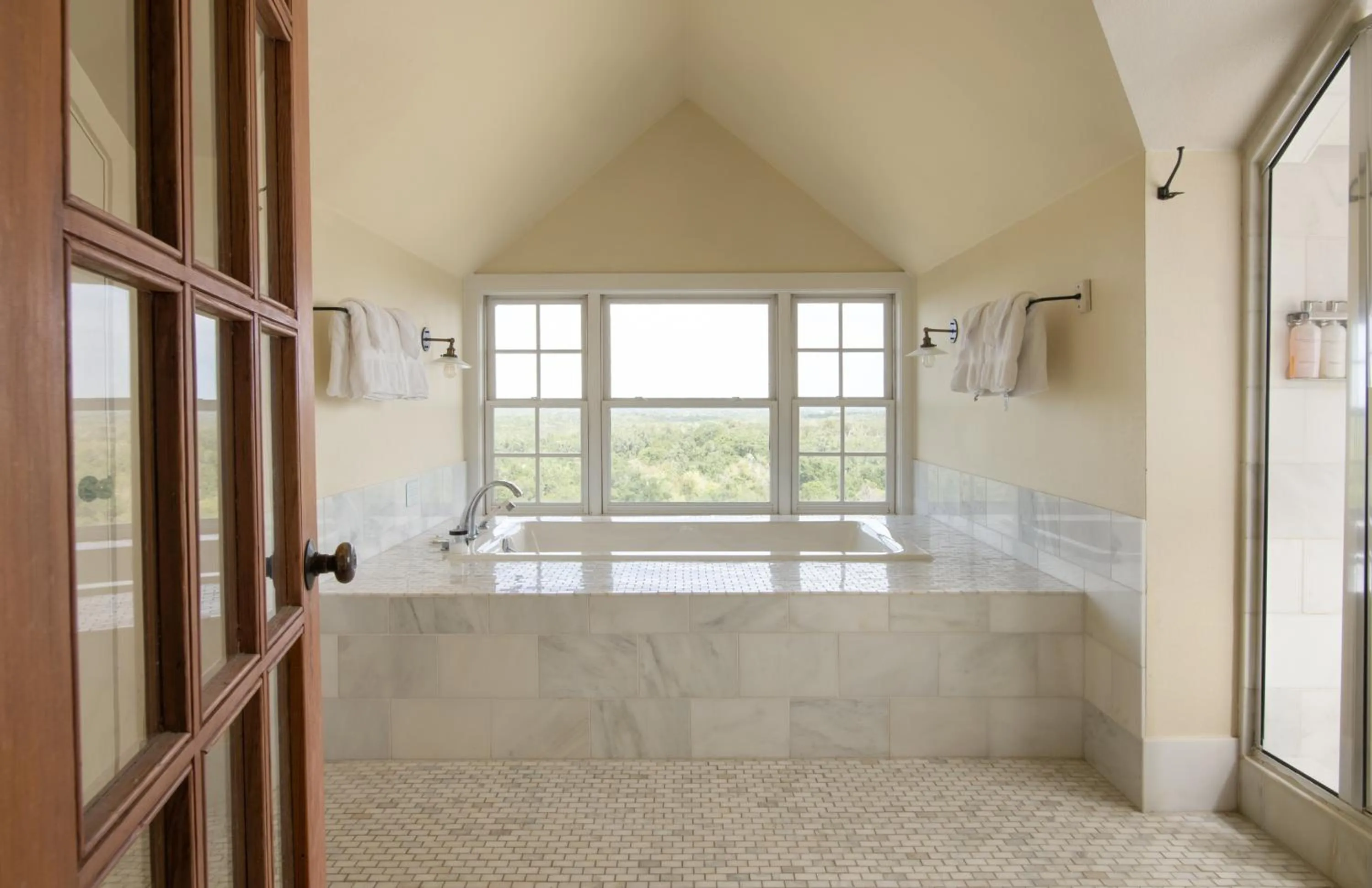 Shower in Sage Hill Inn & Spa