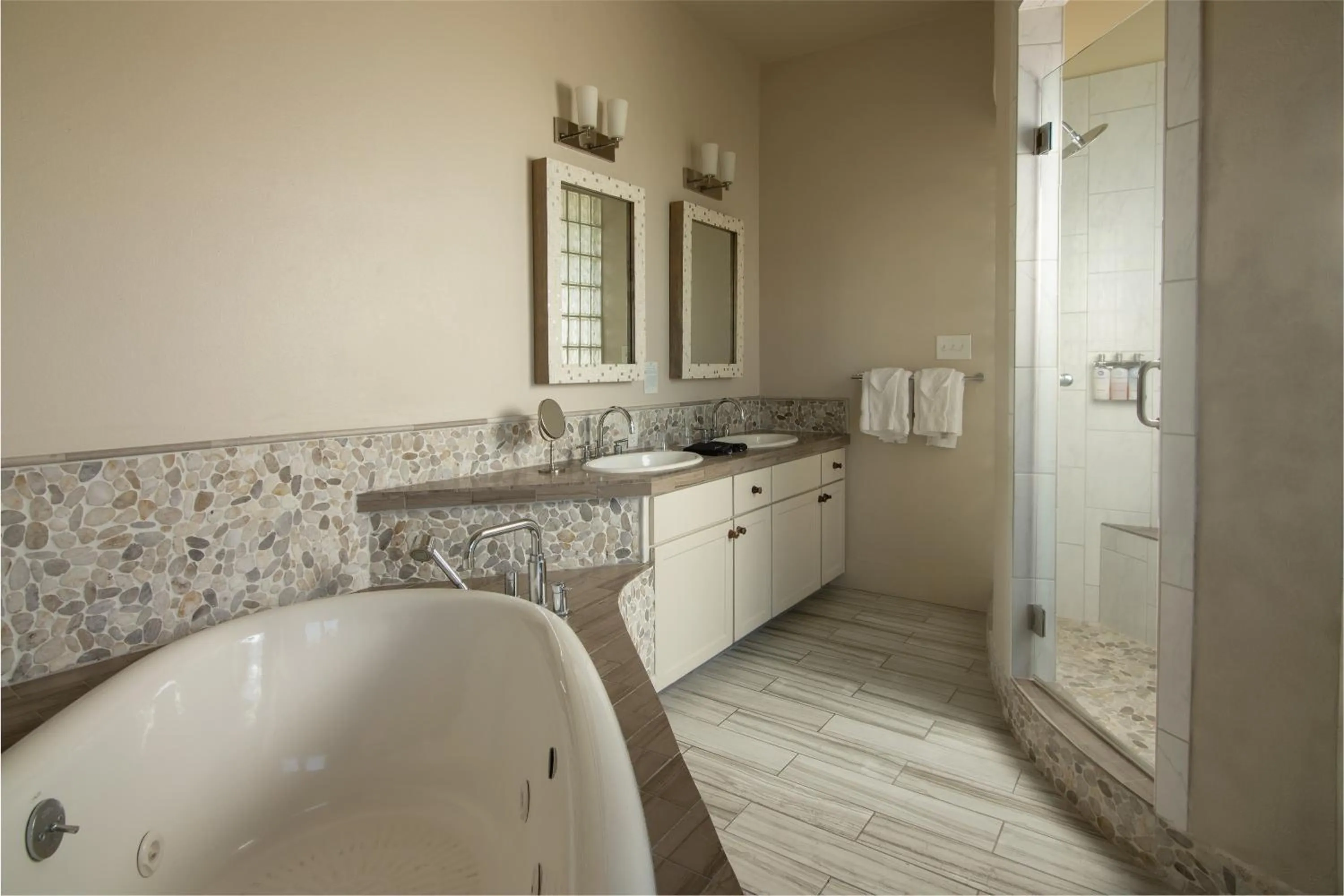 Shower in Sage Hill Inn & Spa