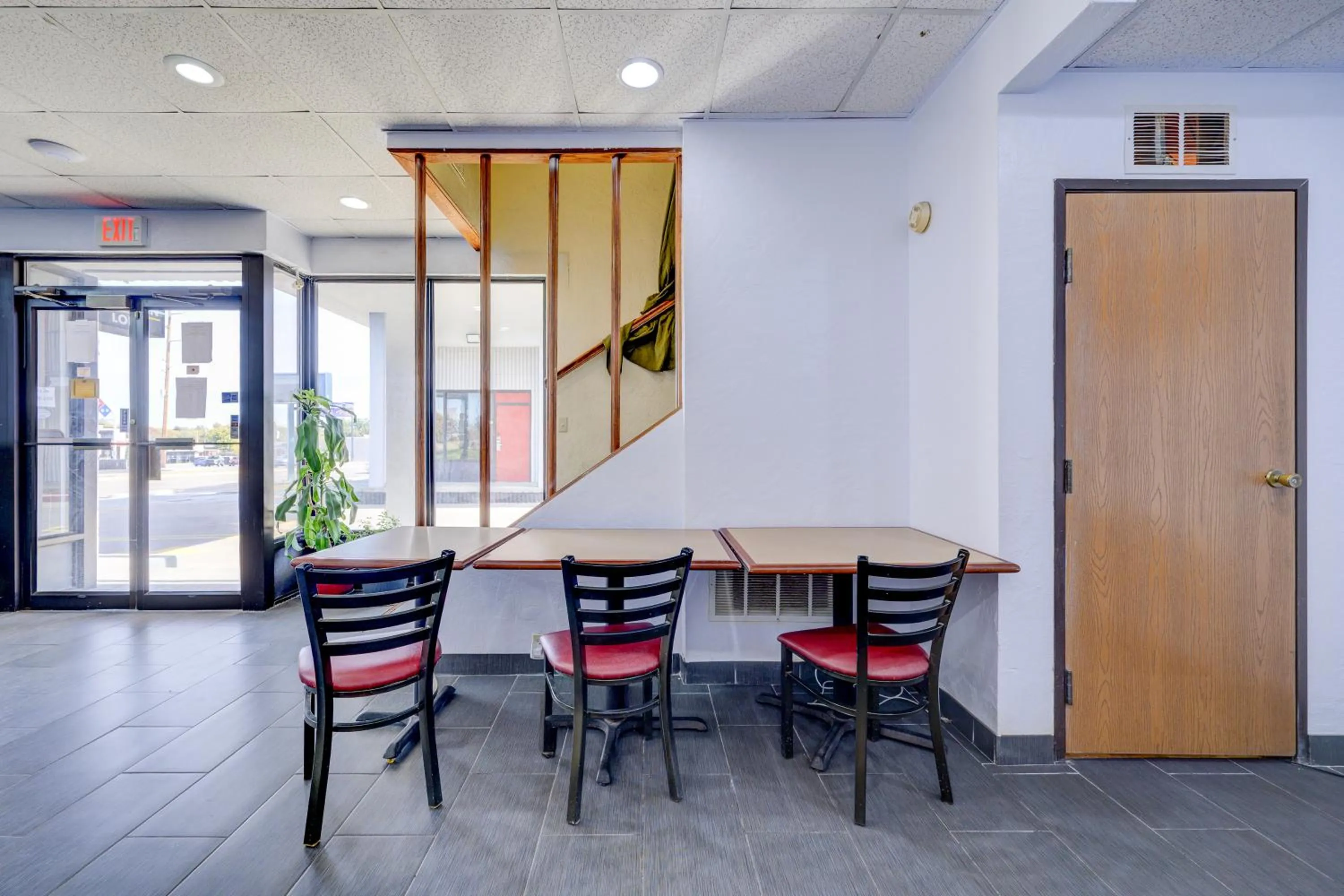 Seating area in Capital O Travelers Inn Lawton Fort Sill
