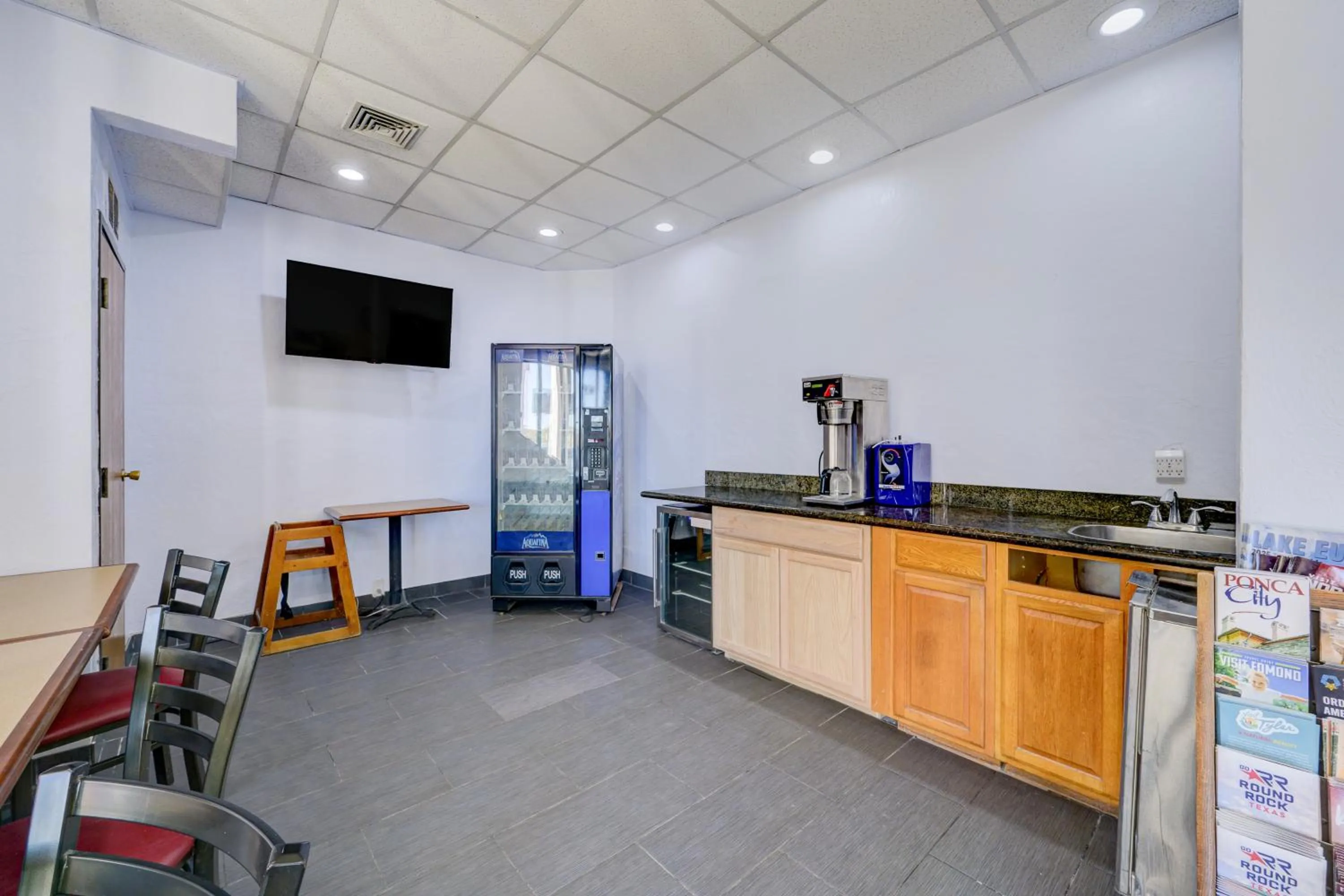 Lobby or reception in Capital O Travelers Inn Lawton Fort Sill