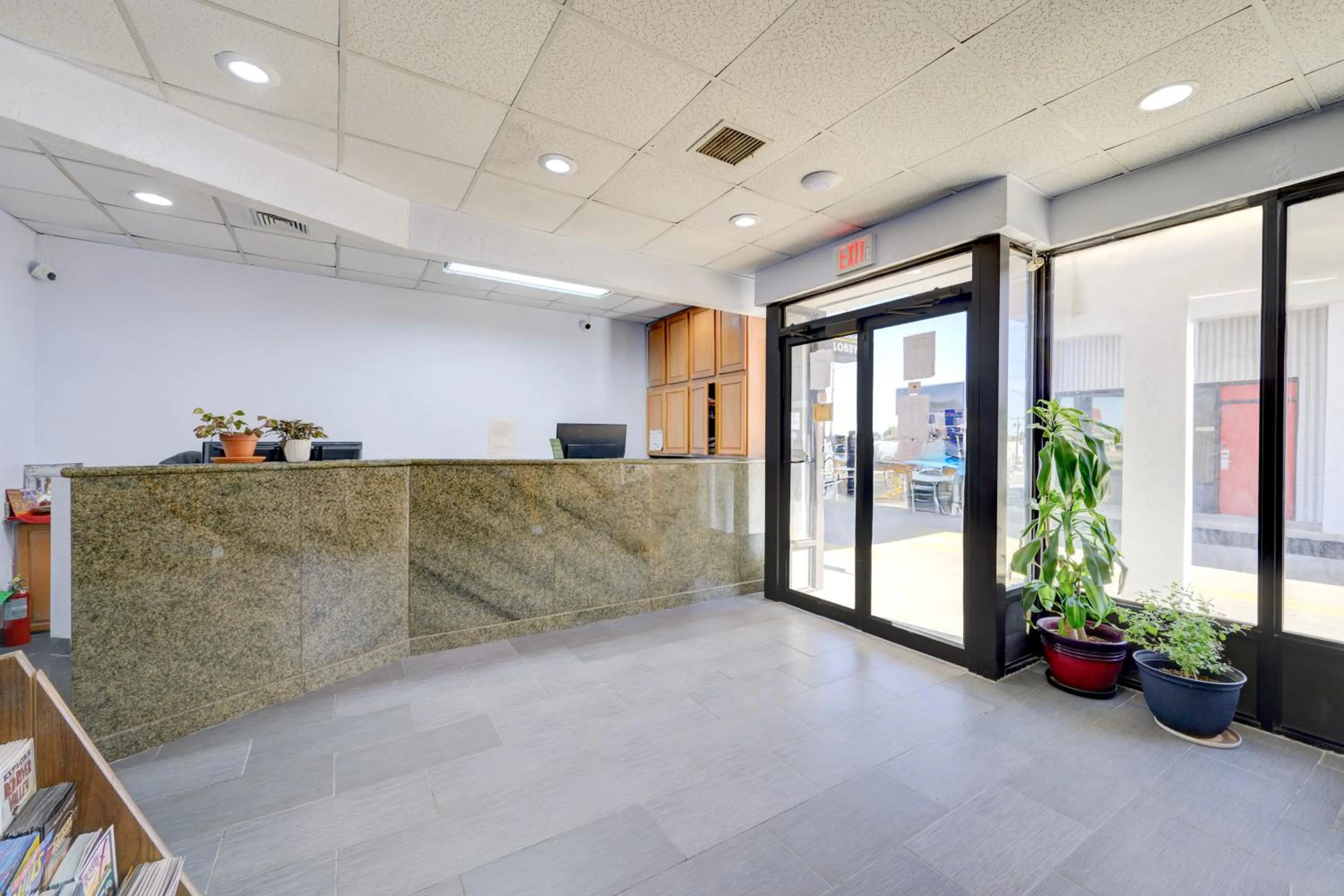 Lobby or reception in Capital O Travelers Inn Lawton Fort Sill