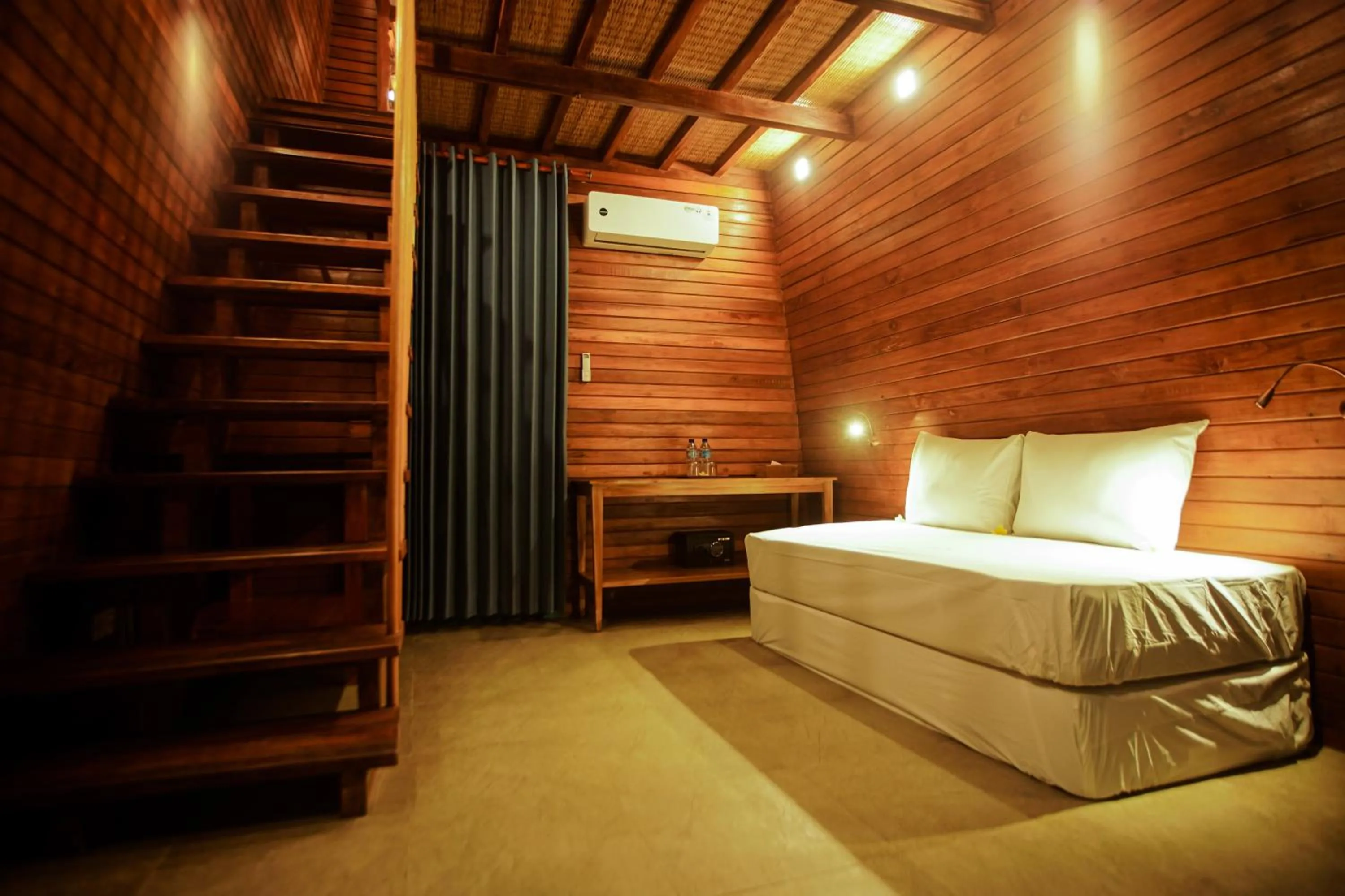 Photo of the whole room, Bed in Waras Villa