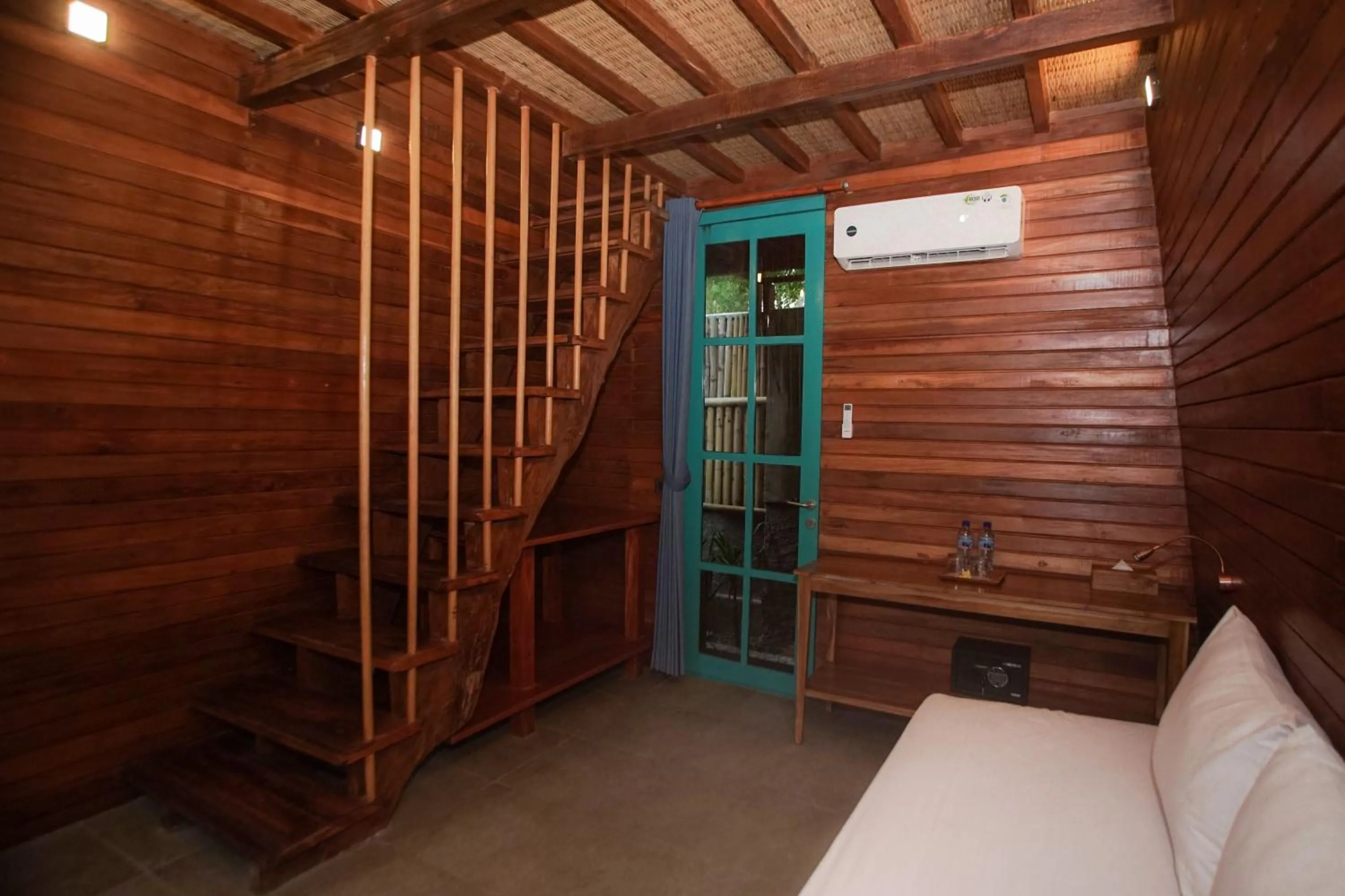 Photo of the whole room, Bed in Waras Villa
