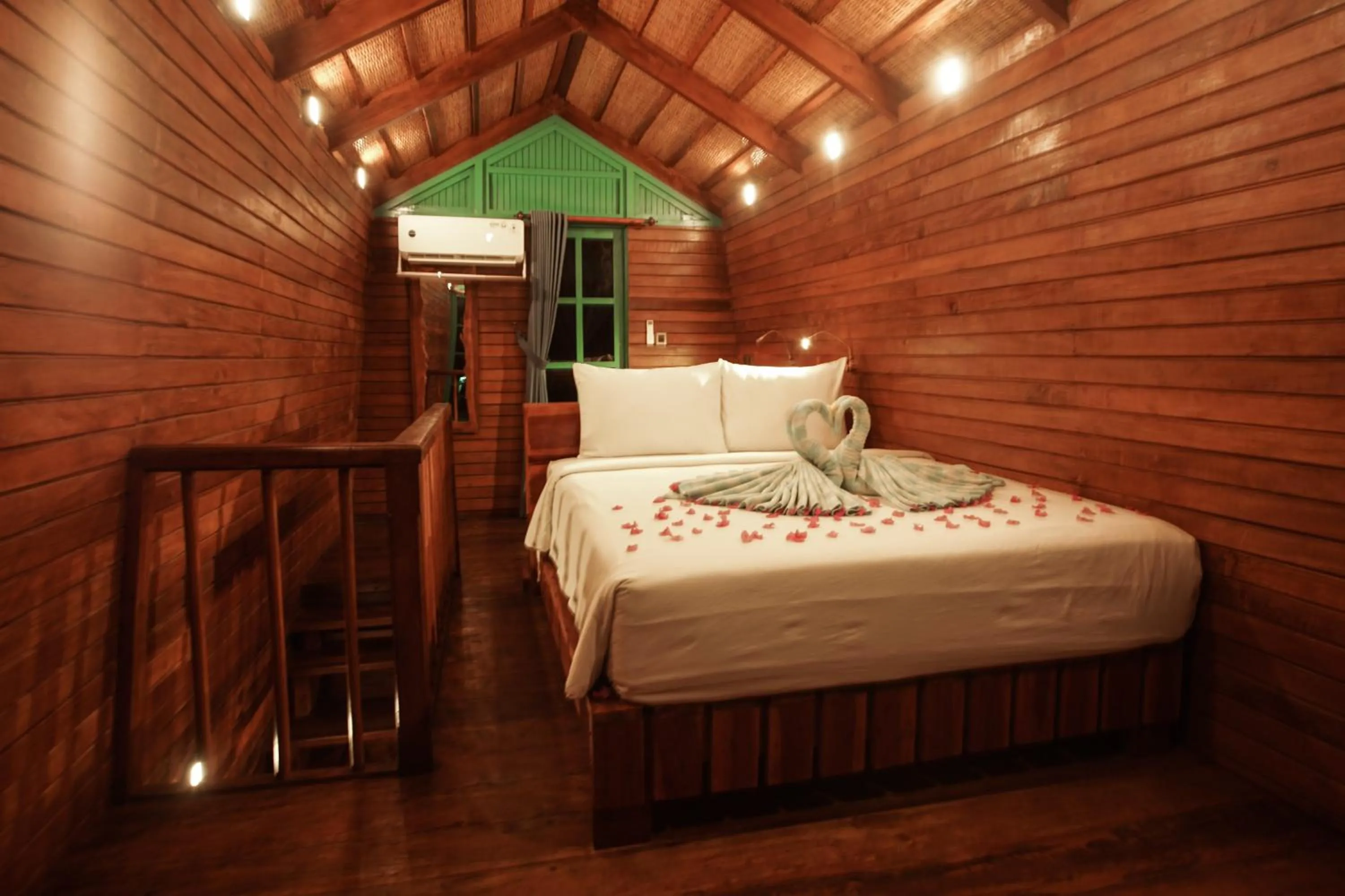 Photo of the whole room, Bed in Waras Villa