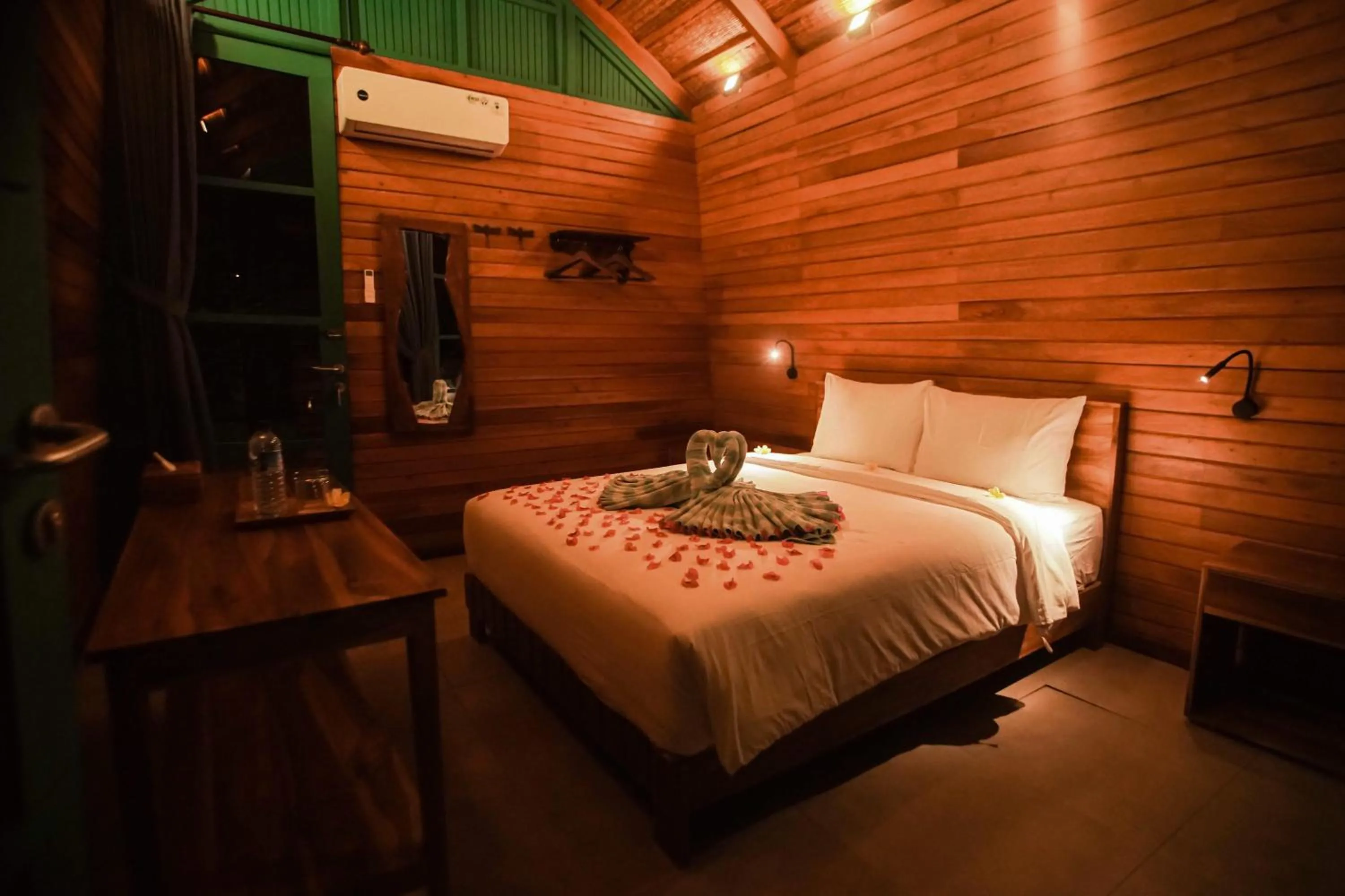 Photo of the whole room, Bed in Waras Villa