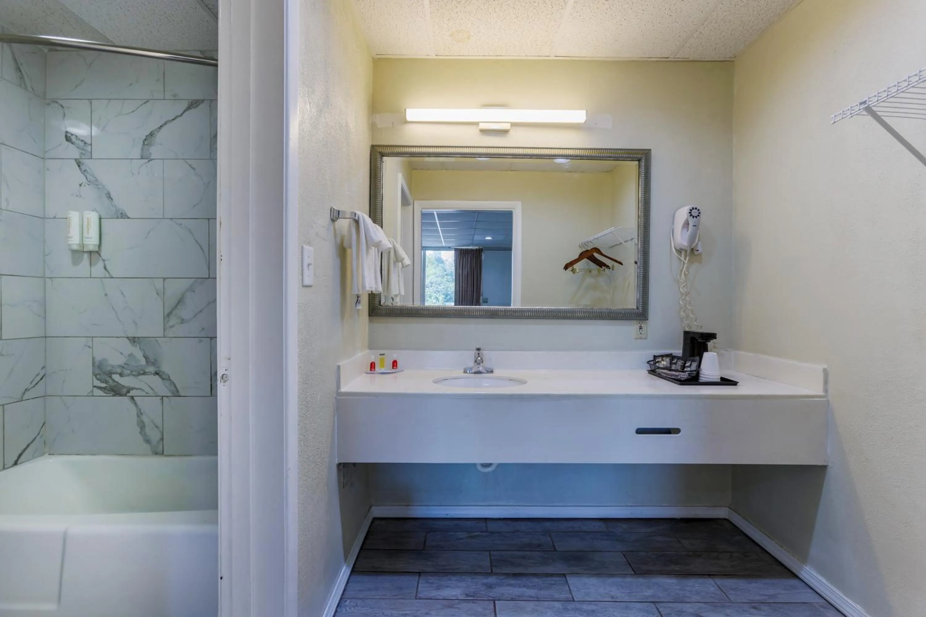 Bathroom in Edyn Hotel By Townhouse Wytheville US 52