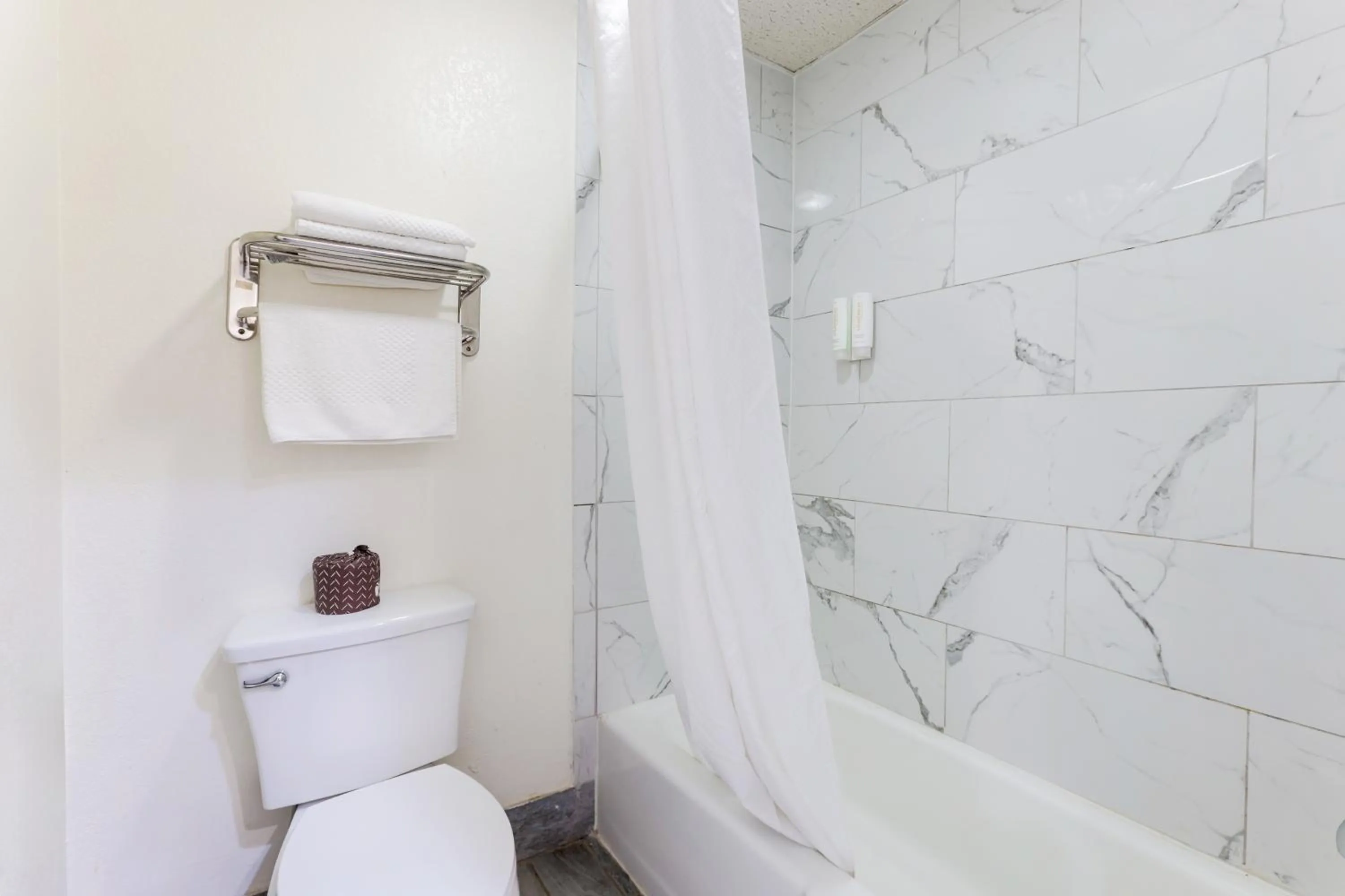 Bathroom in Edyn Hotel By Townhouse Wytheville US 52