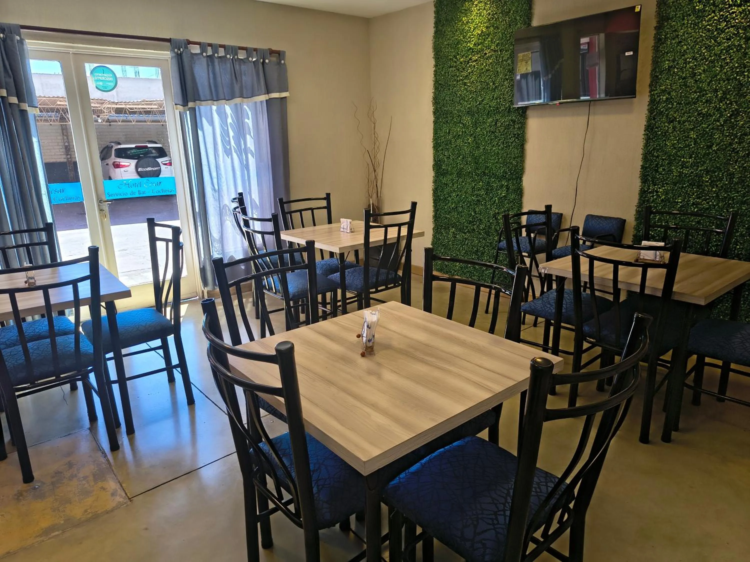 Restaurant/places to eat in Hotel Cesar