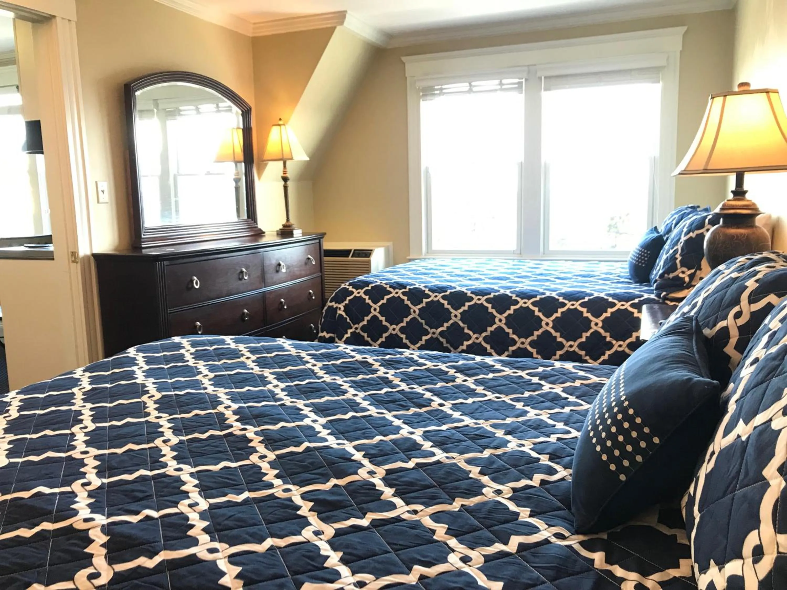 TV and multimedia in Winthrop Arms Hotel Restaurant Logan Airport