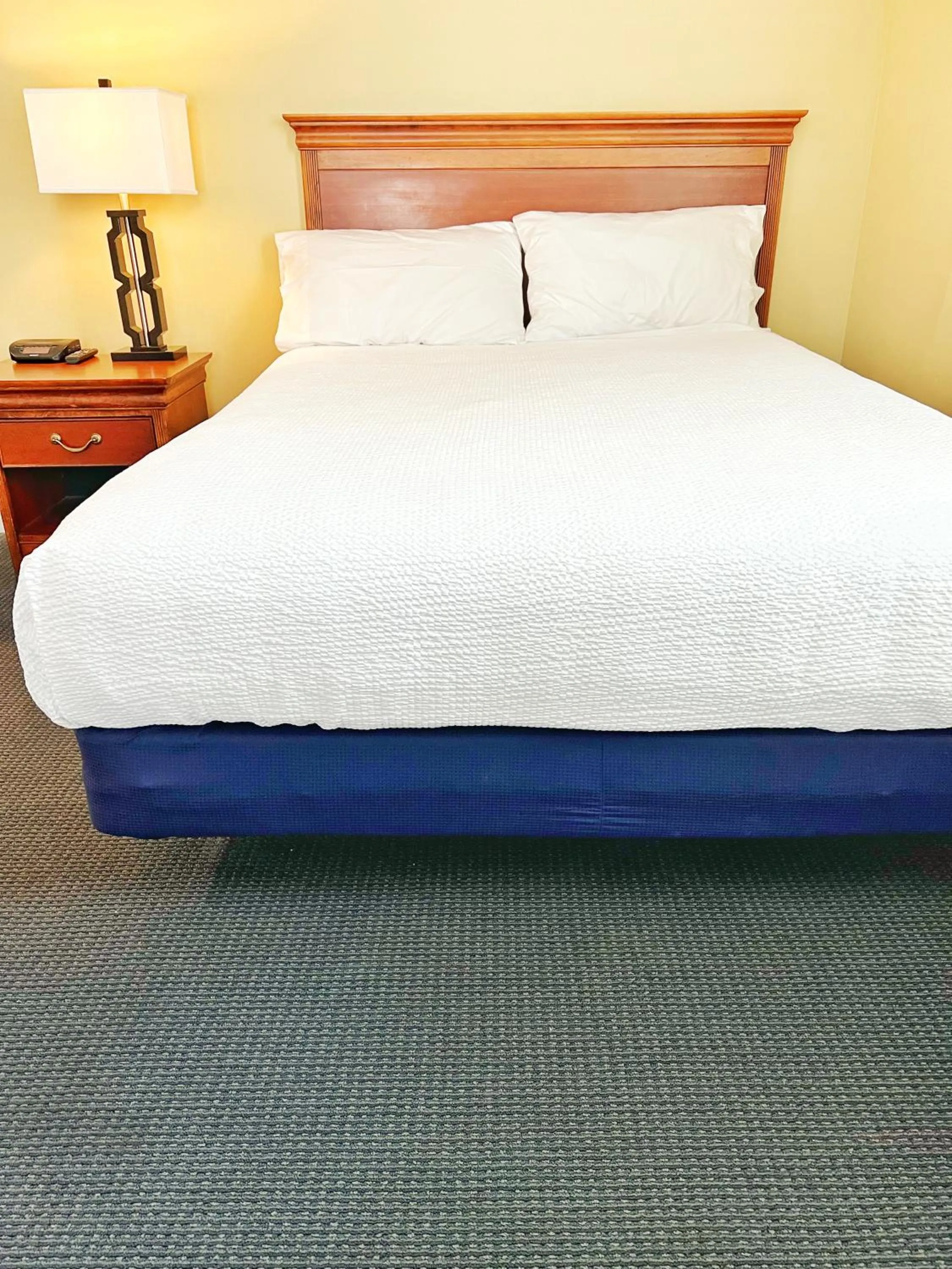 Bed in Winthrop Arms Hotel Restaurant Logan Airport