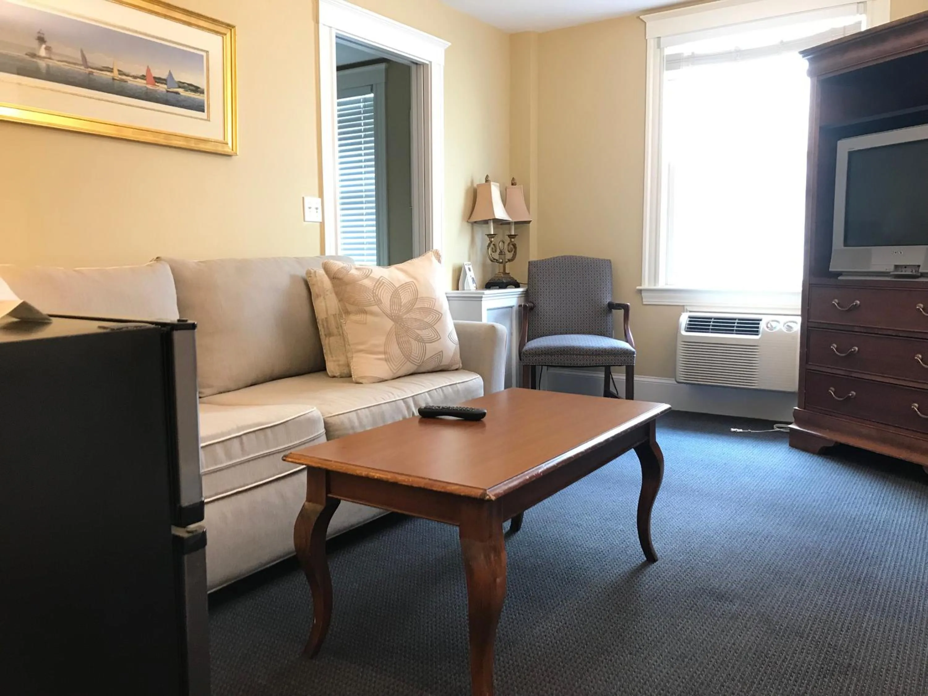 TV and multimedia in Winthrop Arms Hotel Restaurant Logan Airport