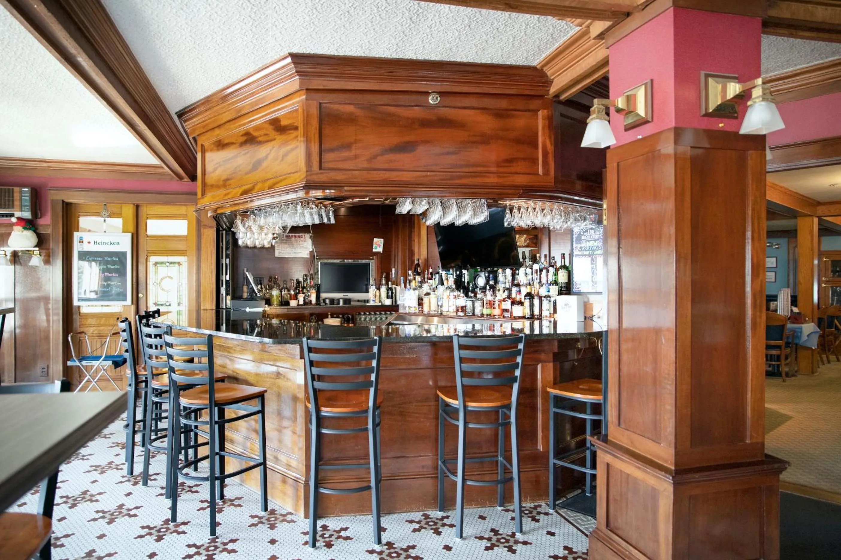 Restaurant/places to eat in Winthrop Arms Hotel Restaurant Logan Airport