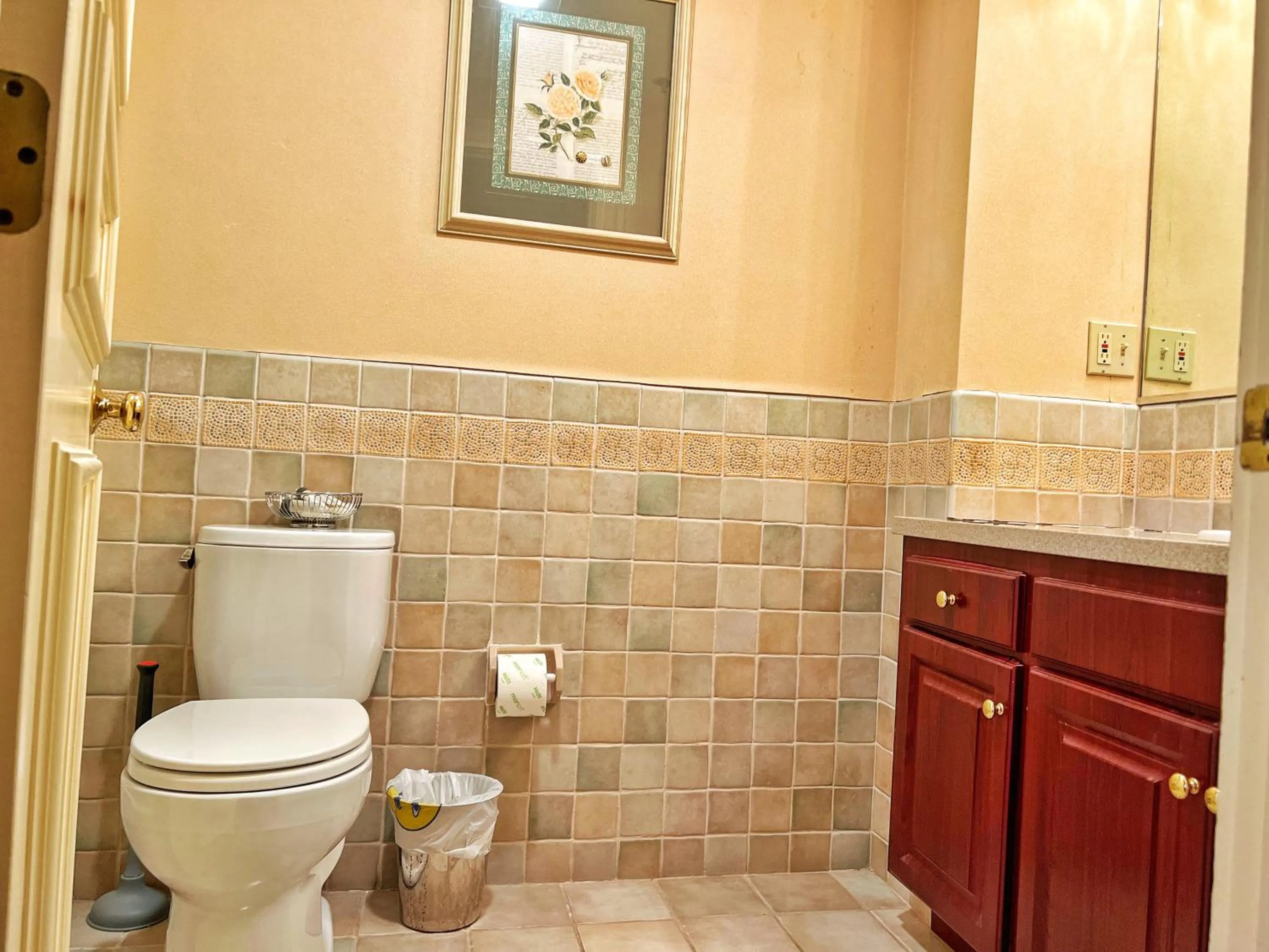 Bathroom in Winthrop Arms Hotel Restaurant Logan Airport