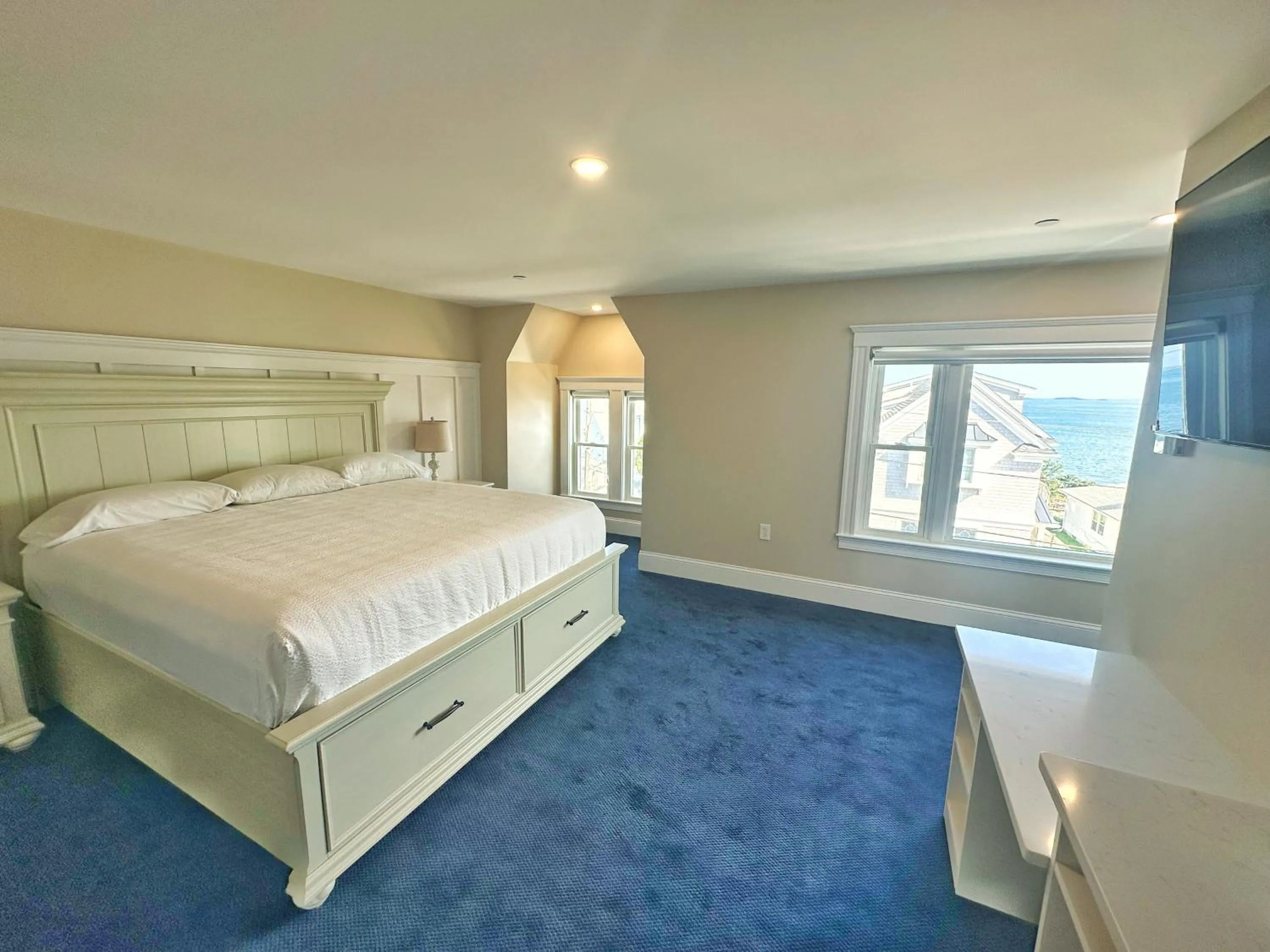 Bed in Winthrop Arms Hotel Restaurant Logan Airport