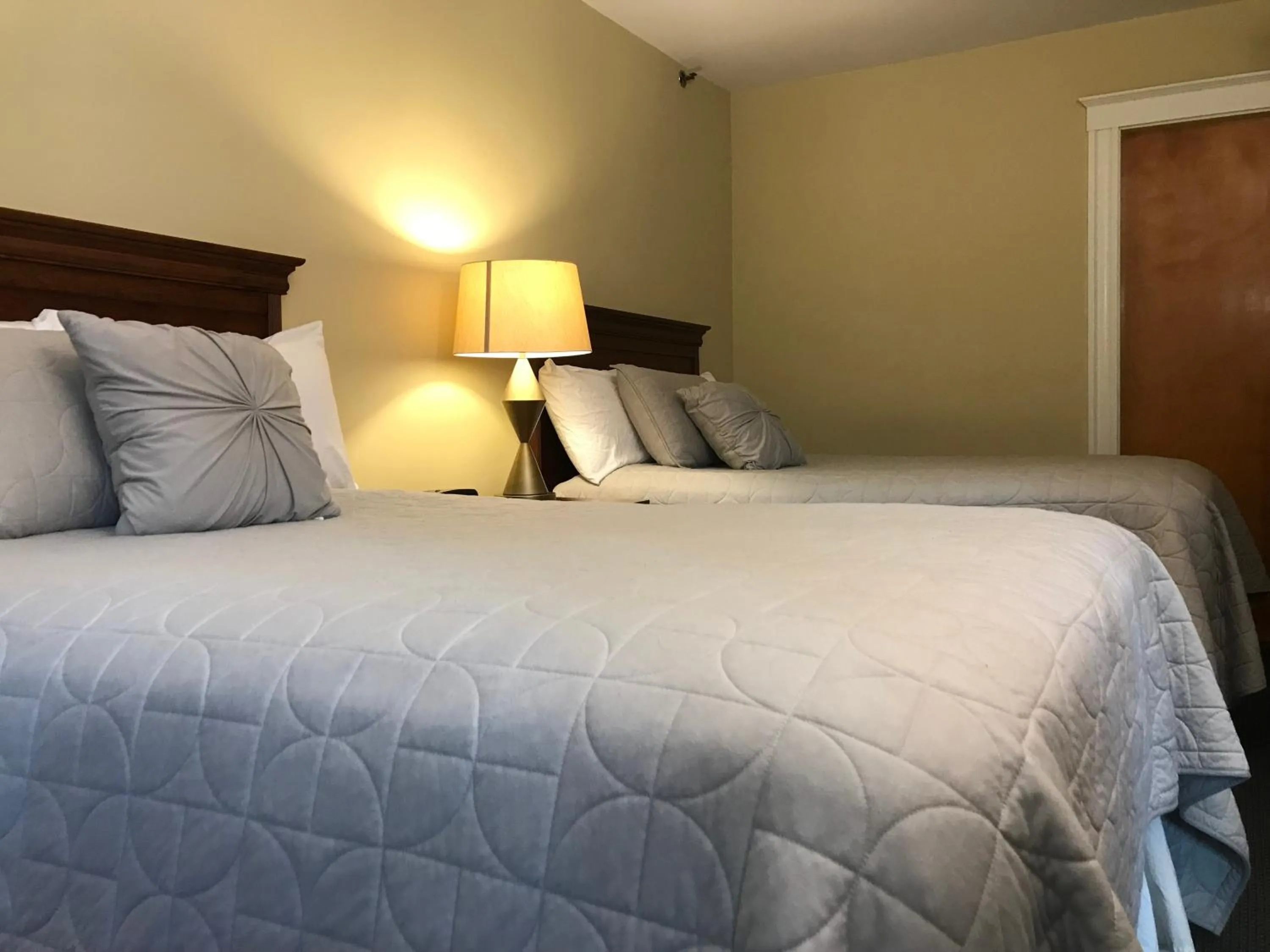 Bed in Winthrop Arms Hotel Restaurant Logan Airport