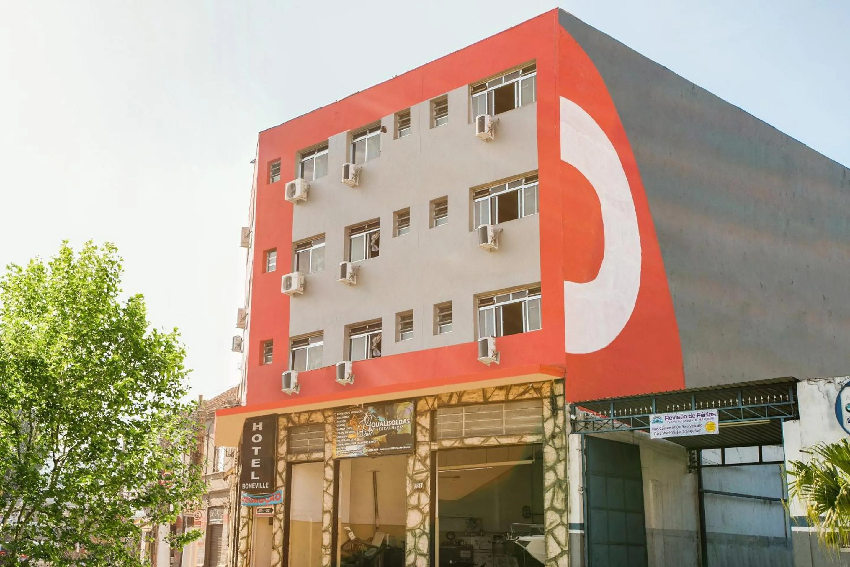Facade/entrance in OYO Hotel Boneville, São Paulo