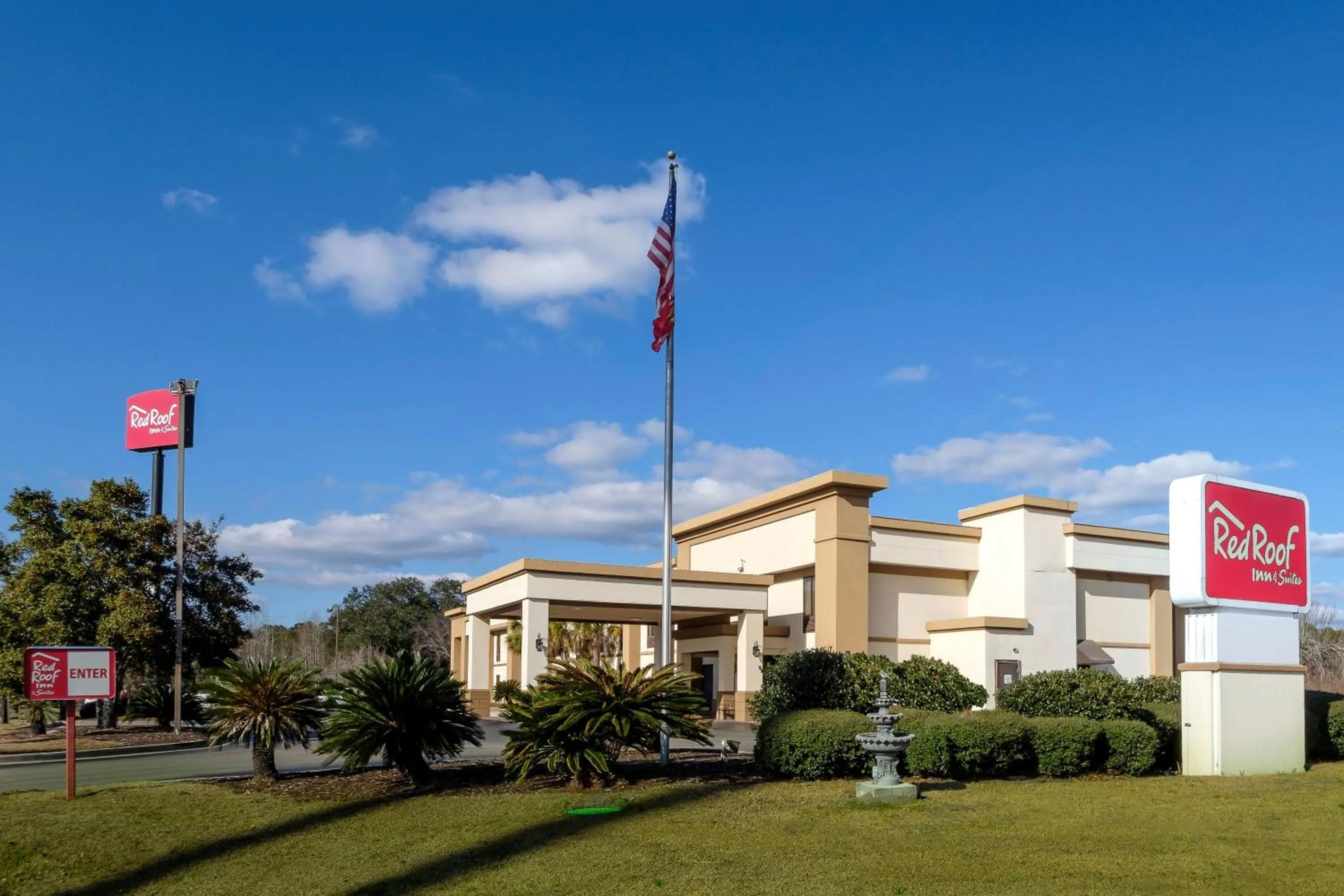 Property building in Red Roof Inn Yemassee