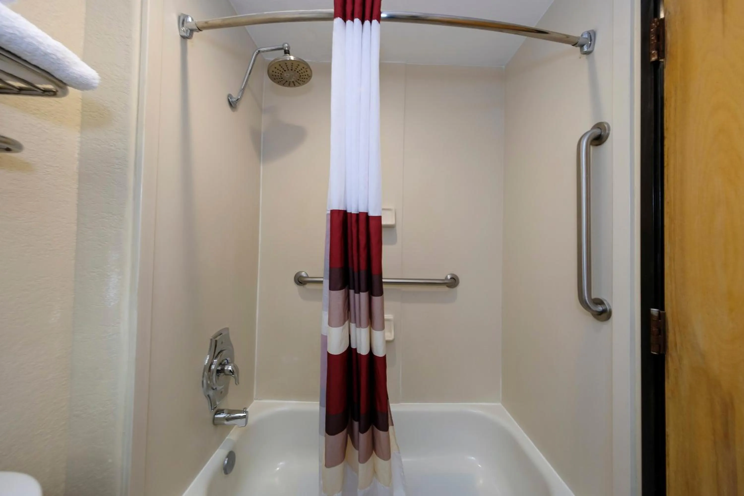 Bathroom in Red Roof Inn Yemassee