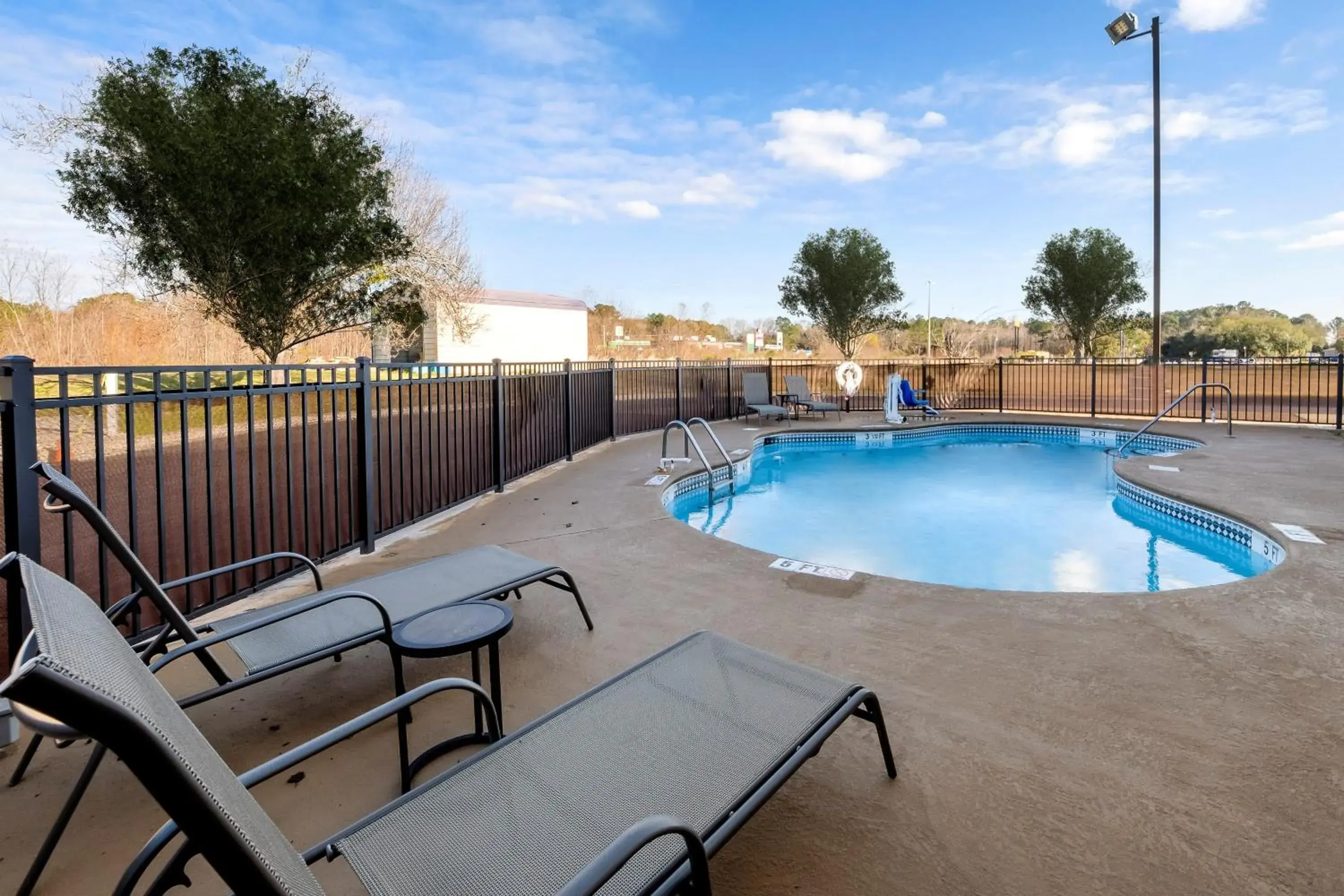 Swimming pool in Red Roof Inn Yemassee Swimming pool in Red Roof Inn Yemassee