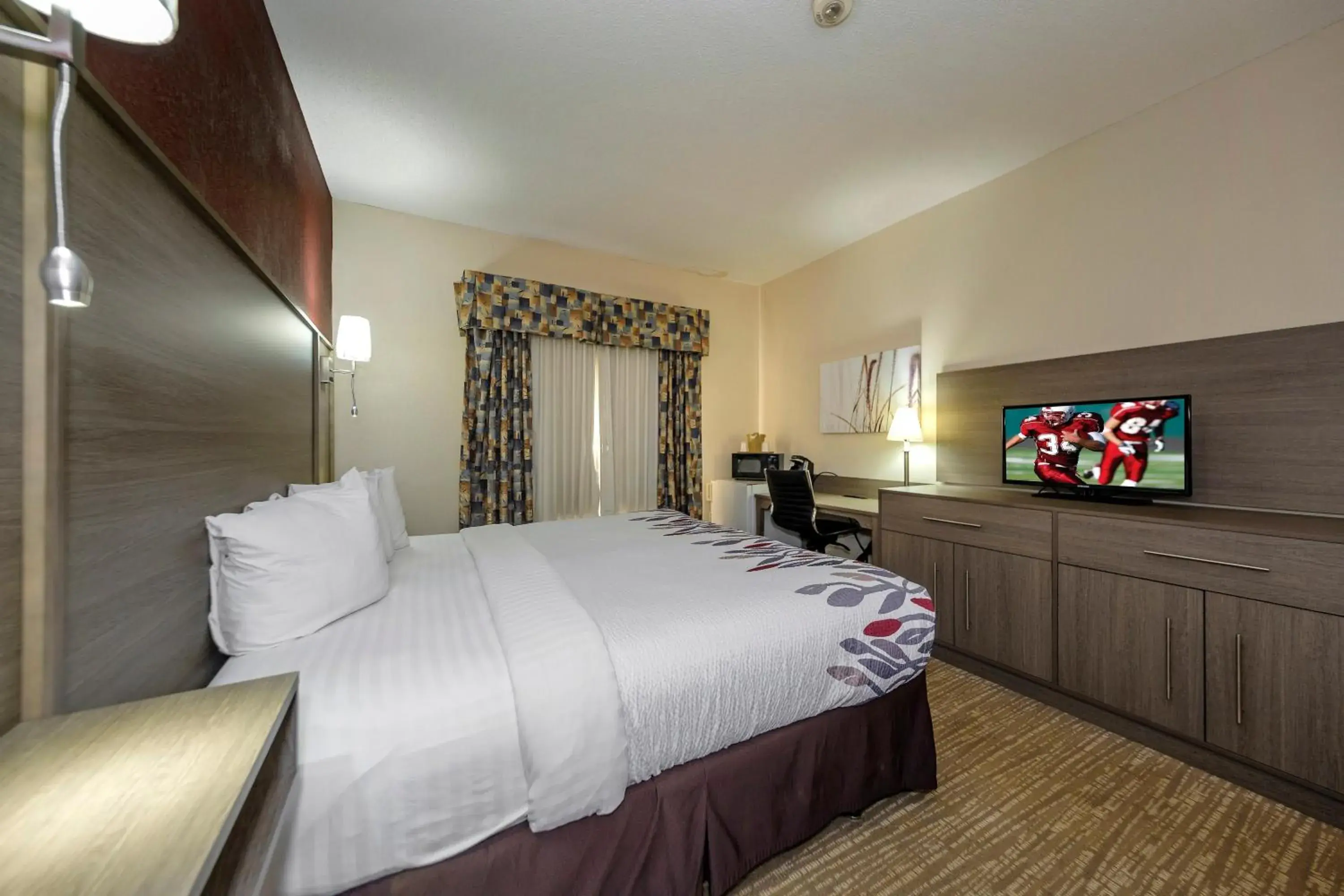 Superior King Room - Disability Access/Roll-In Shower Non-Smoking in Red Roof Inn Yemassee Superior King Room - Disability Access/Roll-In Shower Non-Smoking in Red Roof Inn Yemassee