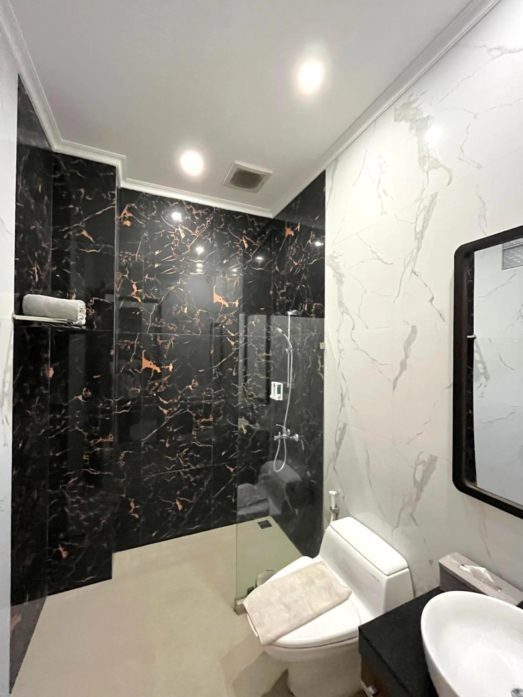 Shower in Alloro Boutique Hotel Pacitan