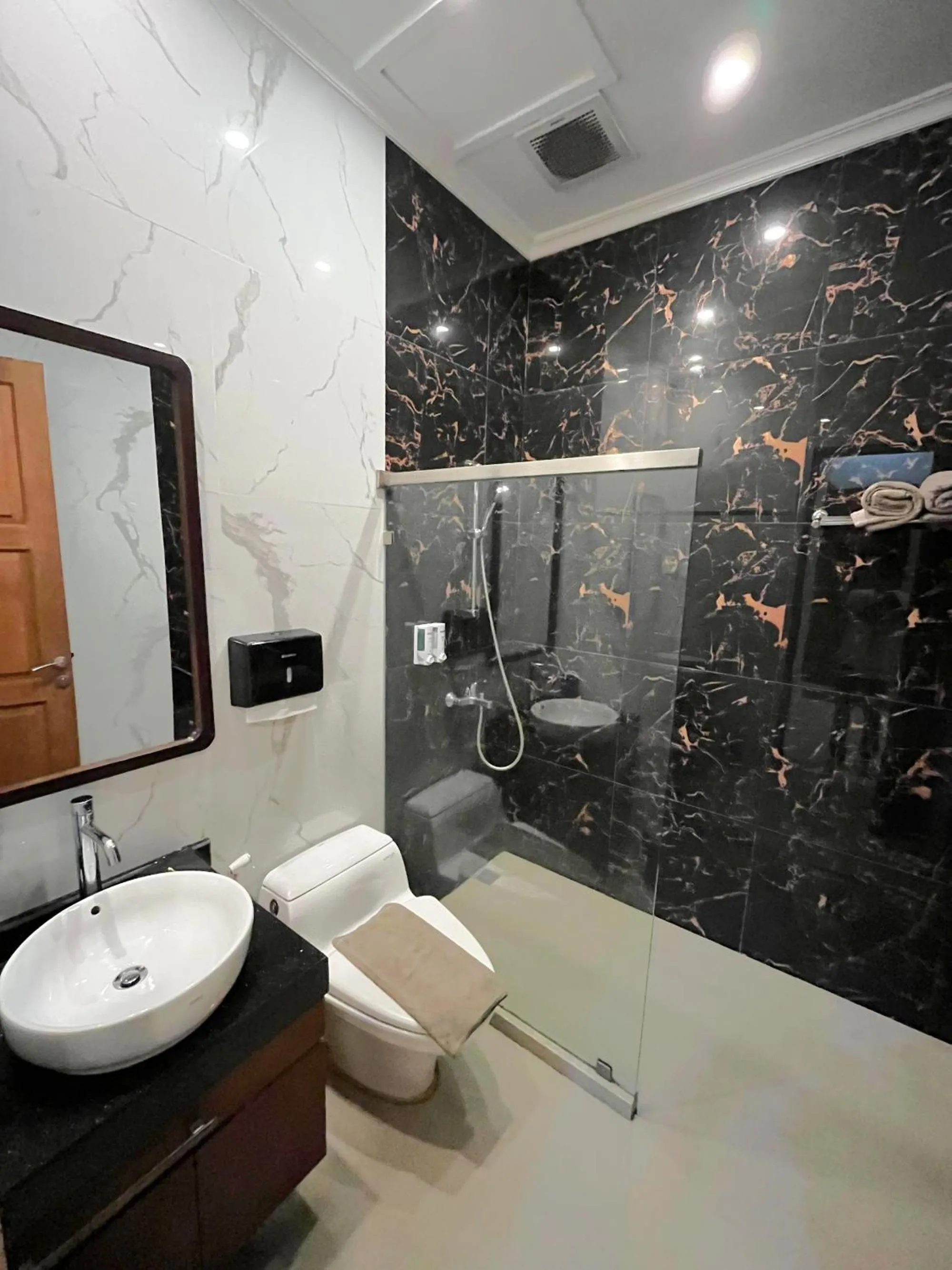 Shower in Alloro Boutique Hotel Pacitan