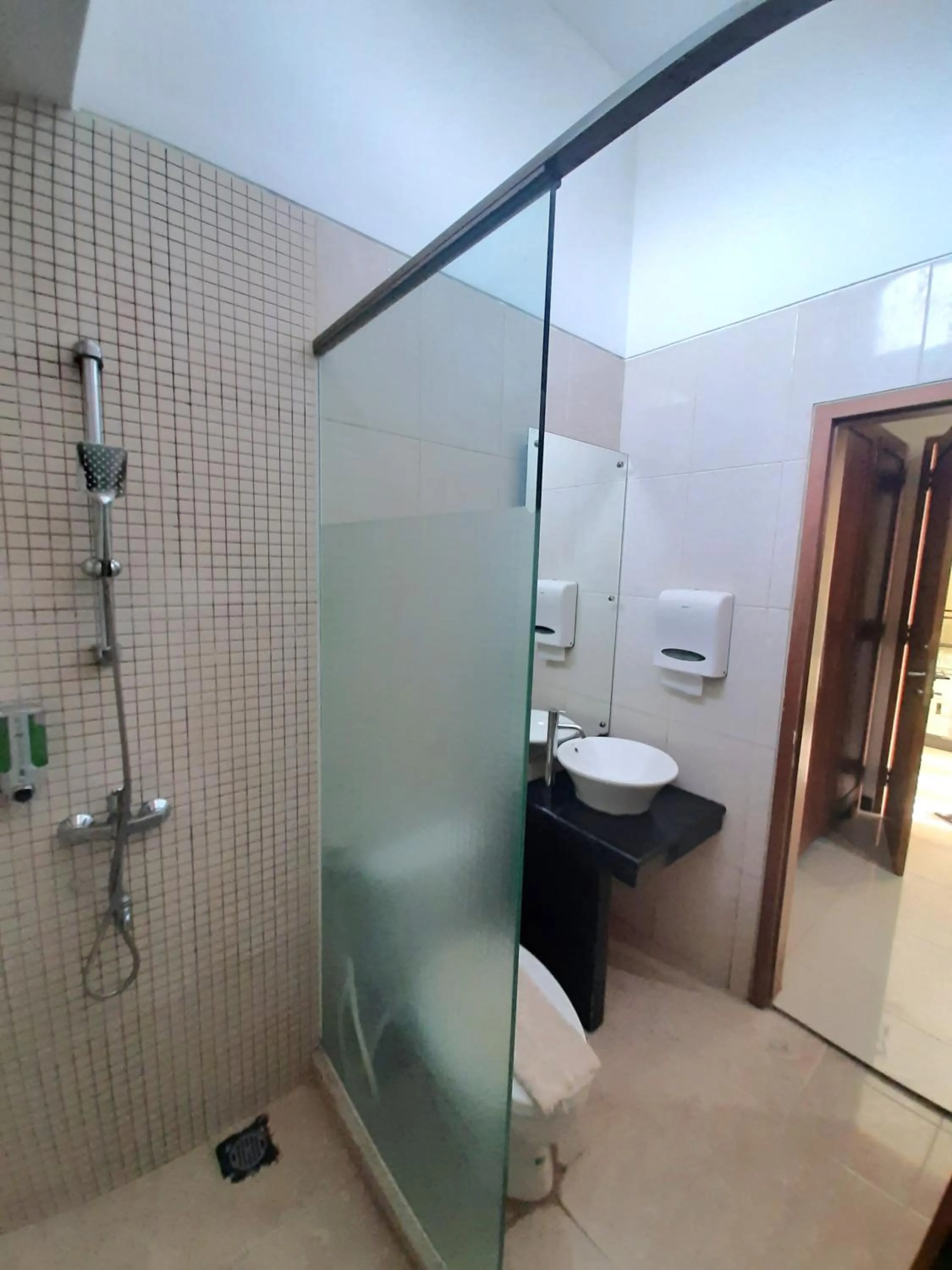Shower in Alloro Boutique Hotel Pacitan