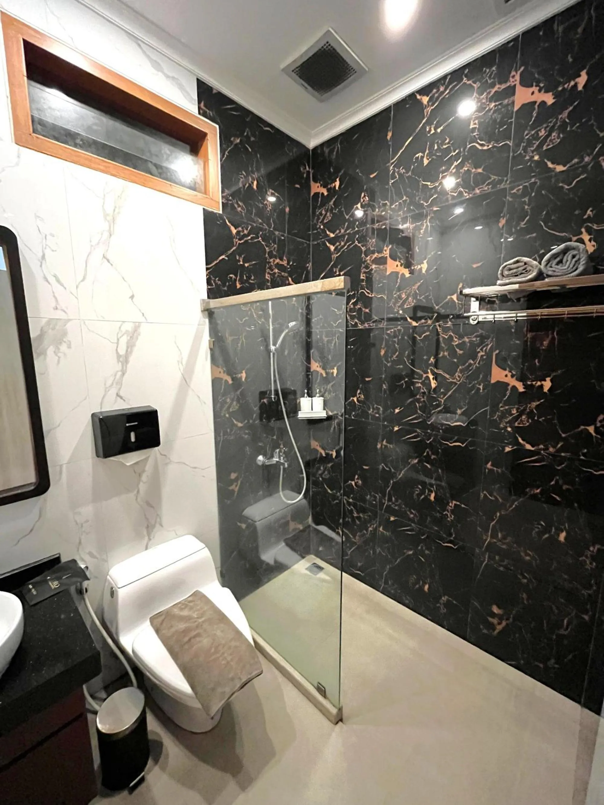 Shower in Alloro Boutique Hotel Pacitan