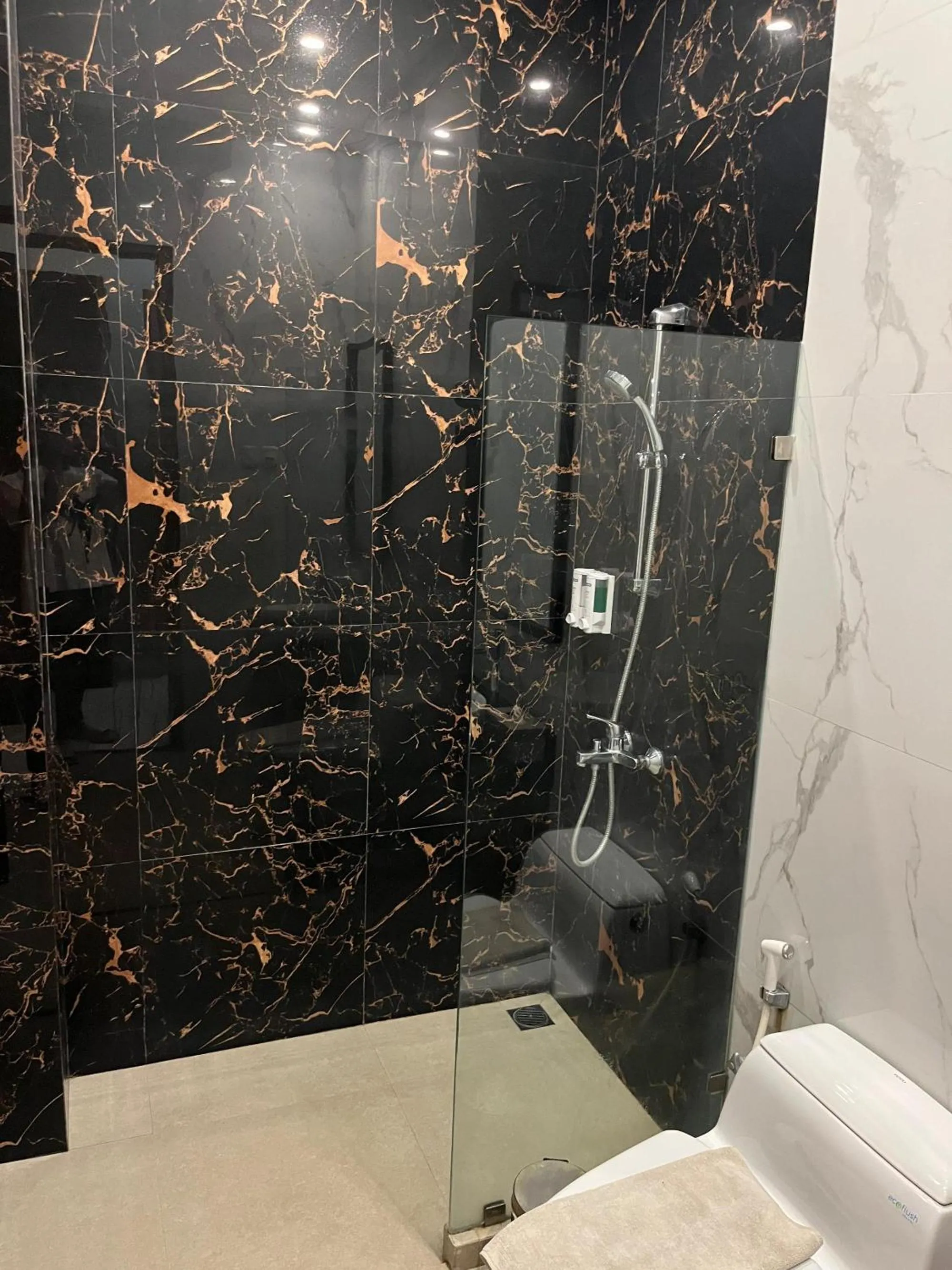 Shower in Alloro Boutique Hotel Pacitan