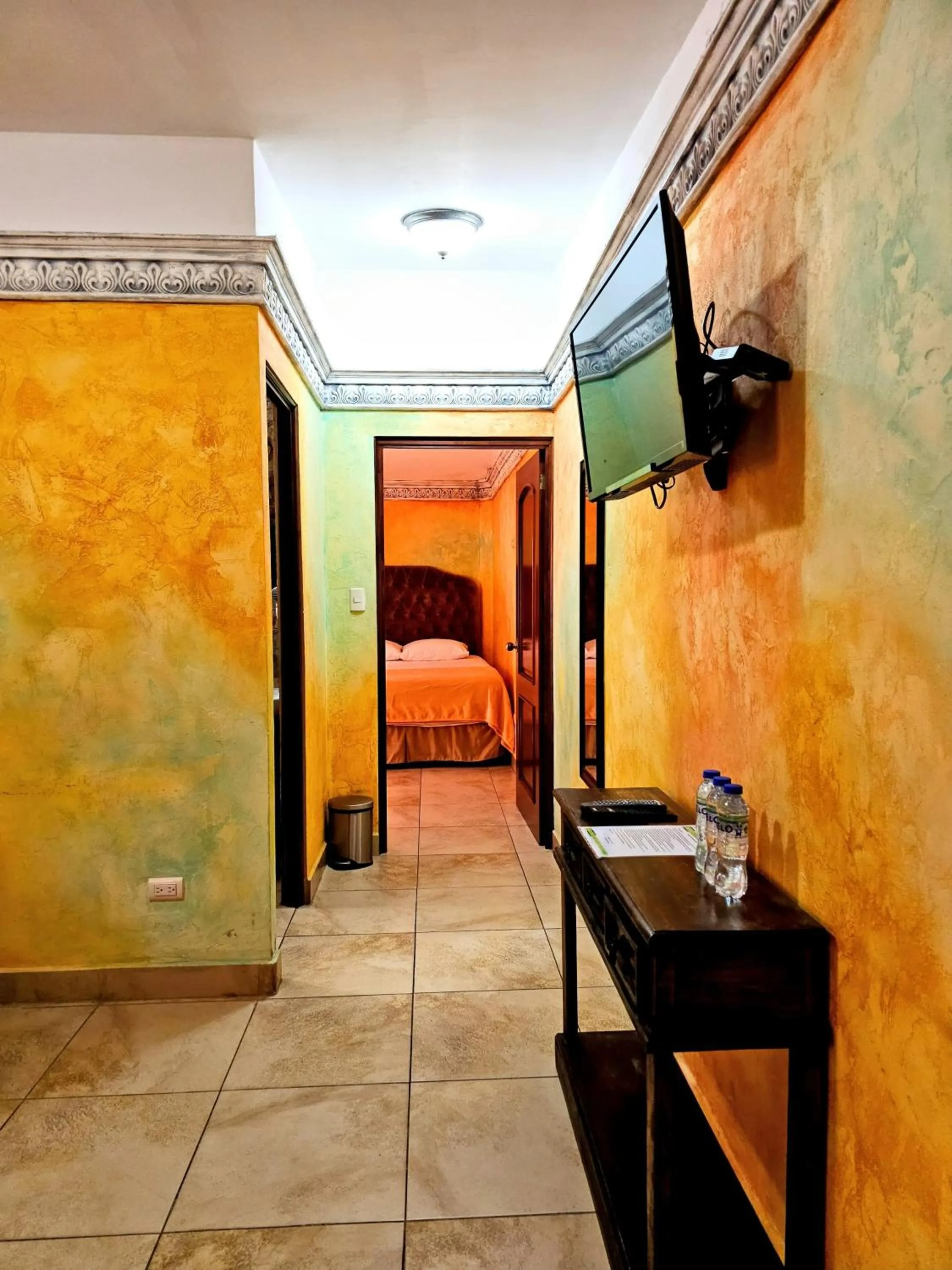 Photo of the whole room, Bed in Antigua Inn Hotel