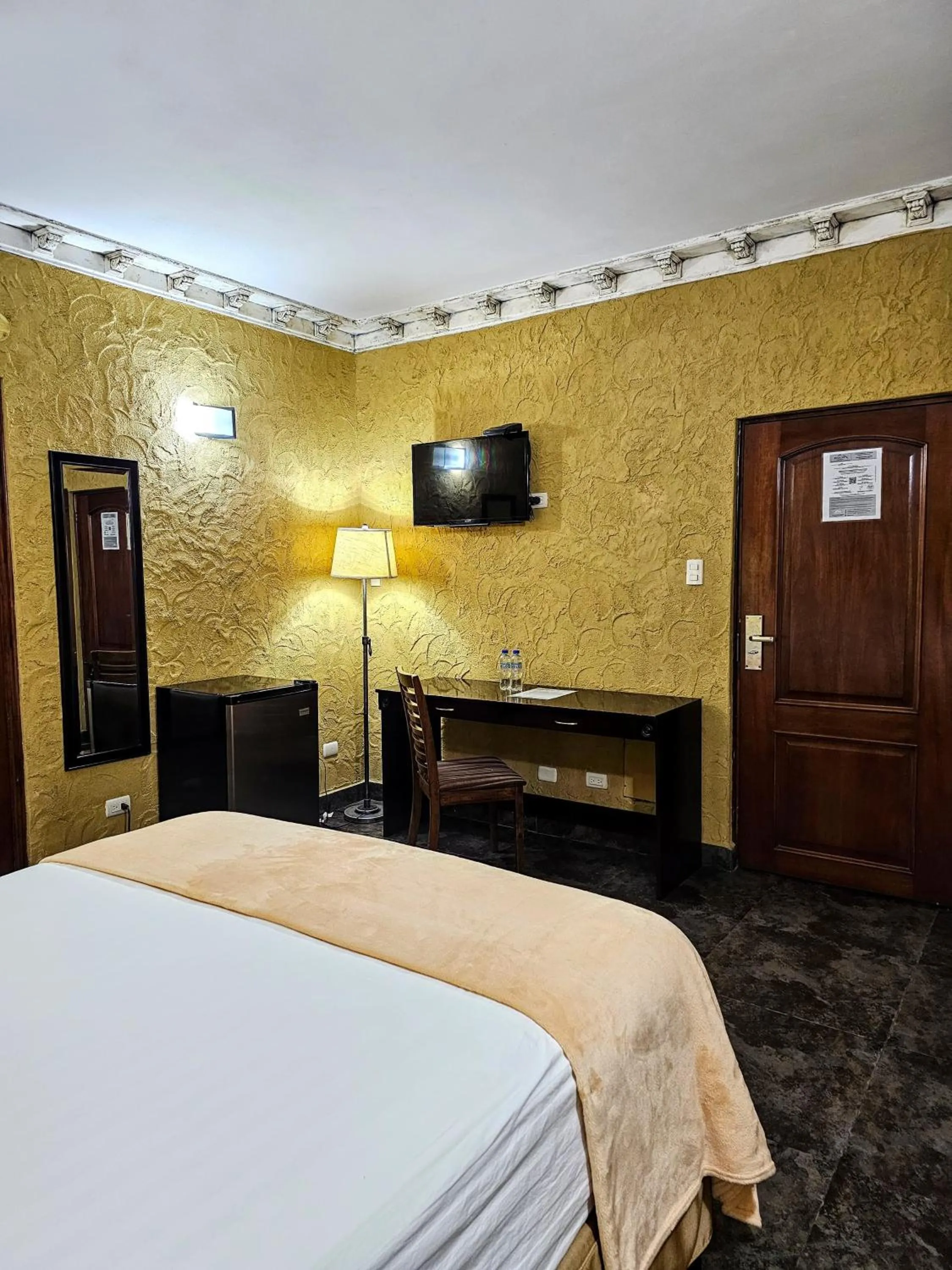 Photo of the whole room, Bed in Antigua Inn Hotel