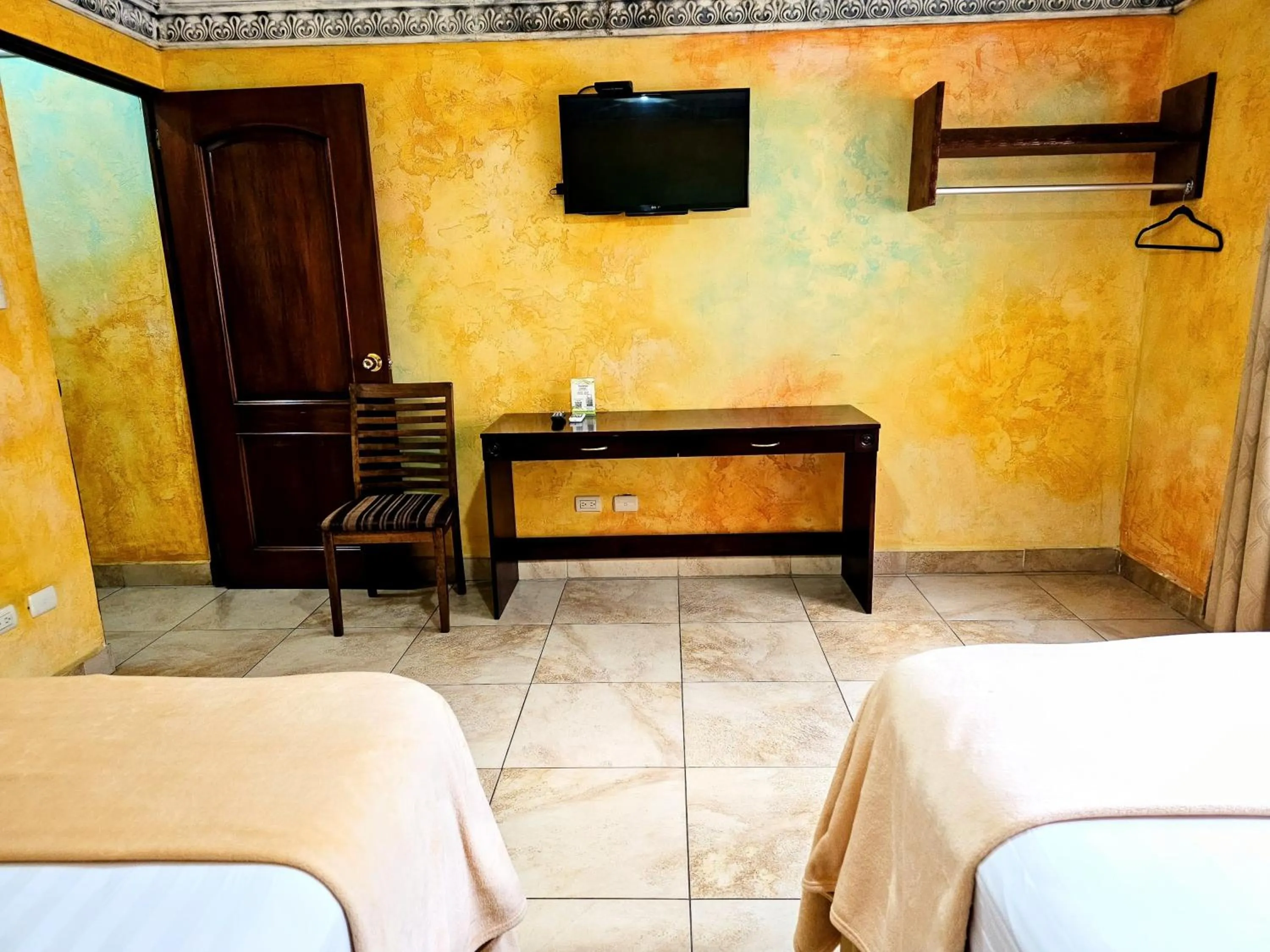 Photo of the whole room, Bed in Antigua Inn Hotel