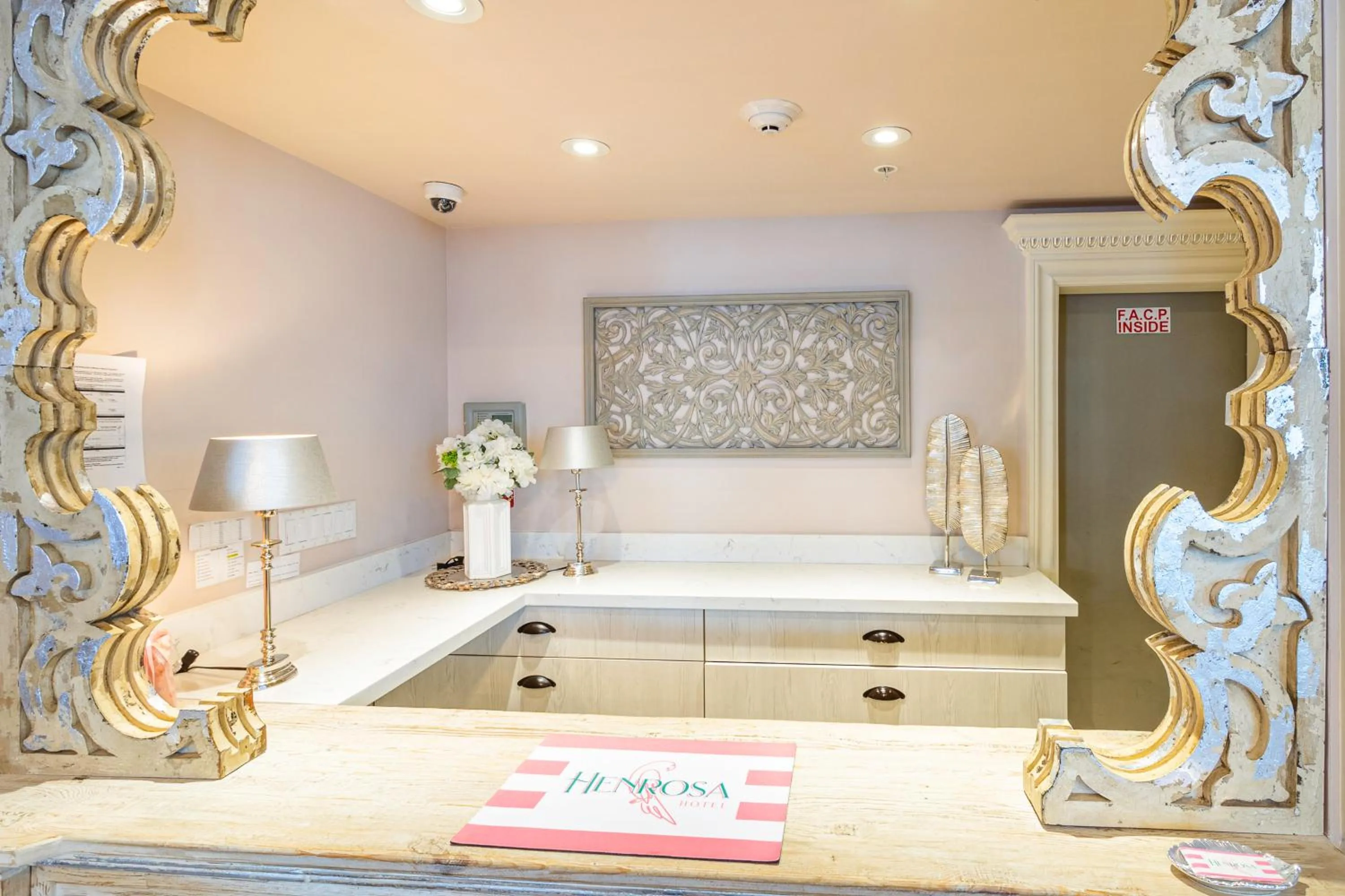 Lobby or reception in Henrosa Hotel