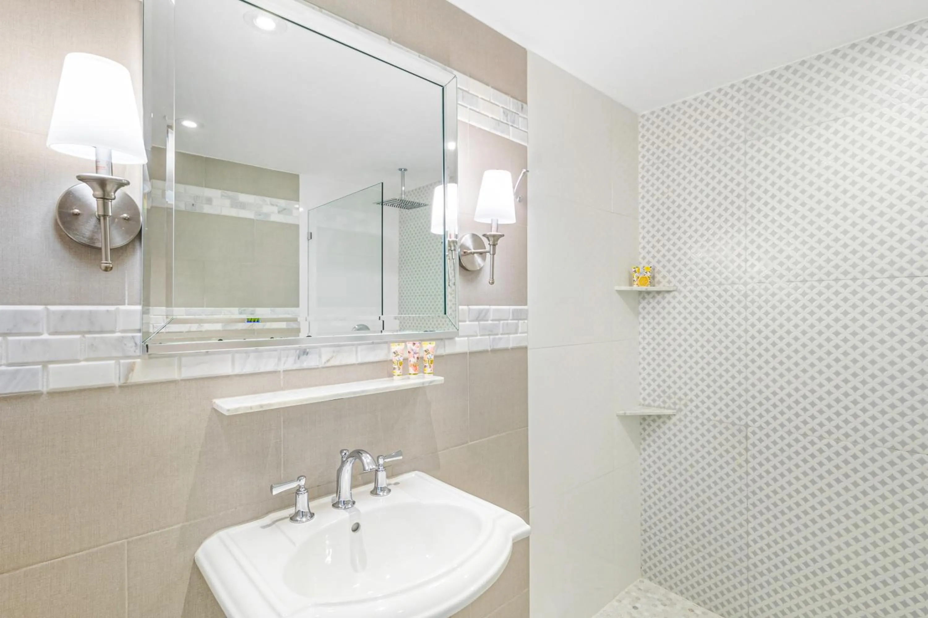 Toilet in Henrosa Hotel