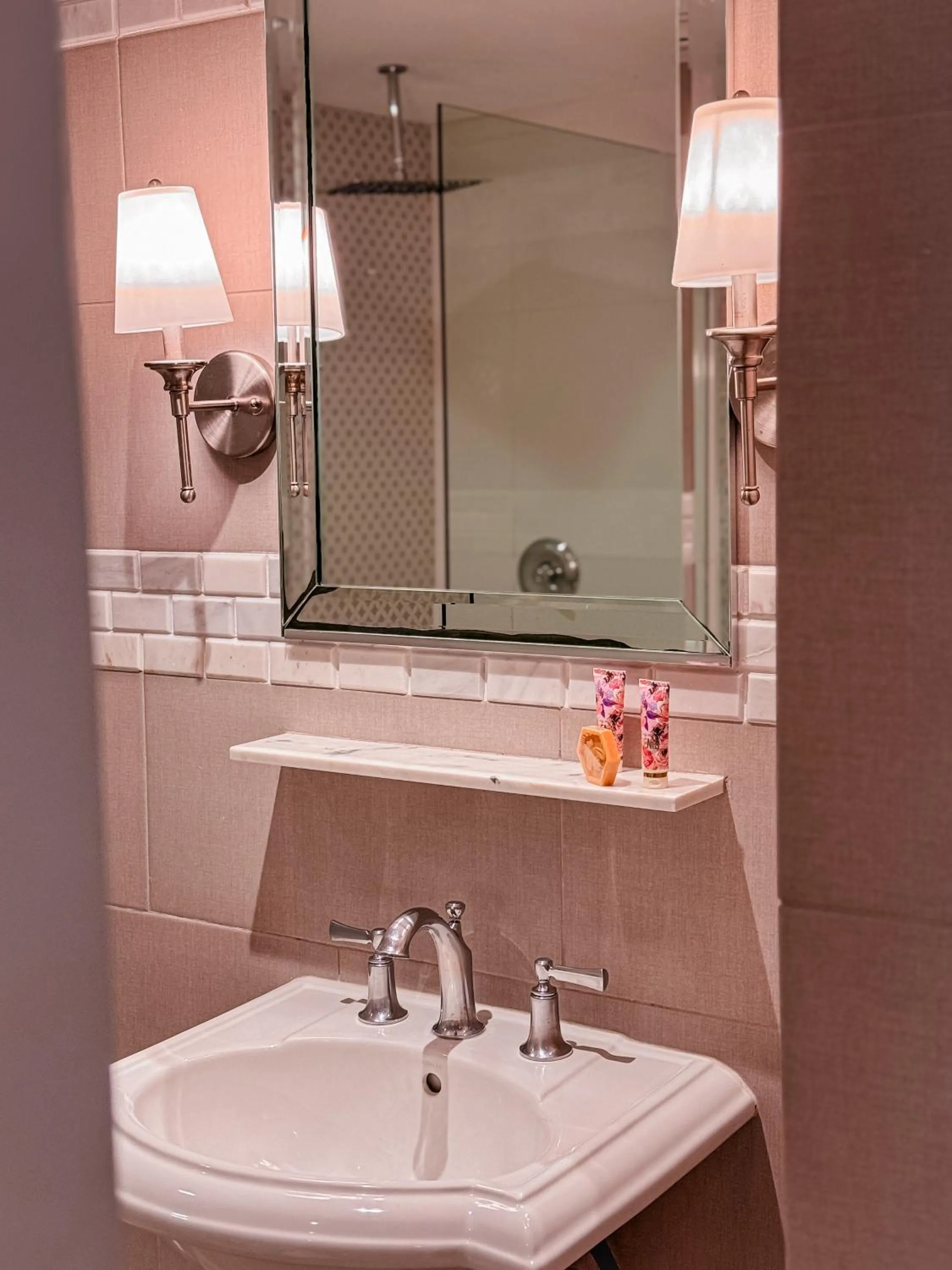 Bathroom in Henrosa Hotel