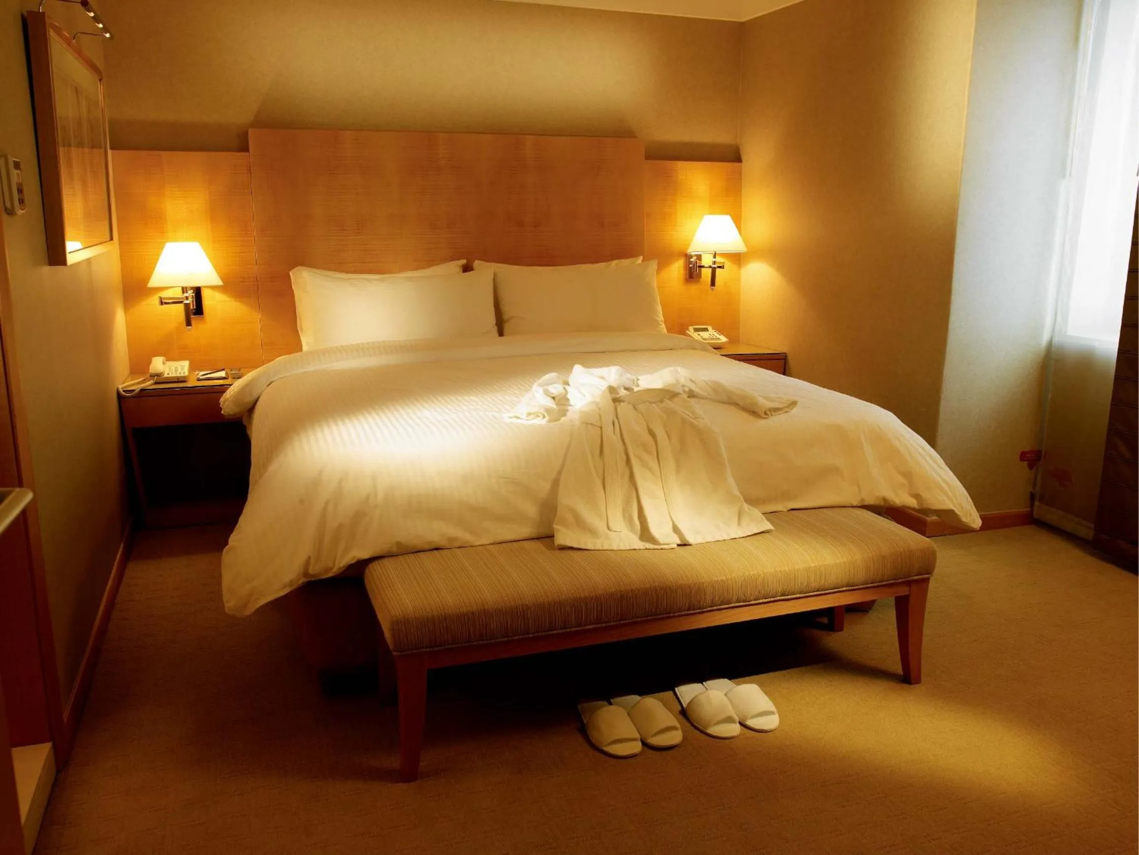 Bedroom, Bed in Daegu Grand Hotel