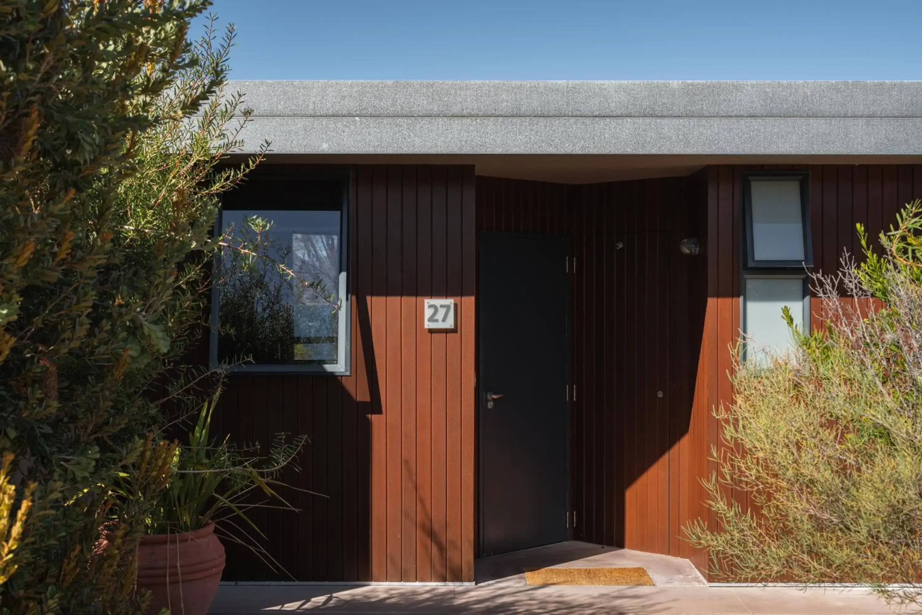 Property building in Edge of the Bay Property building in Edge of the Bay