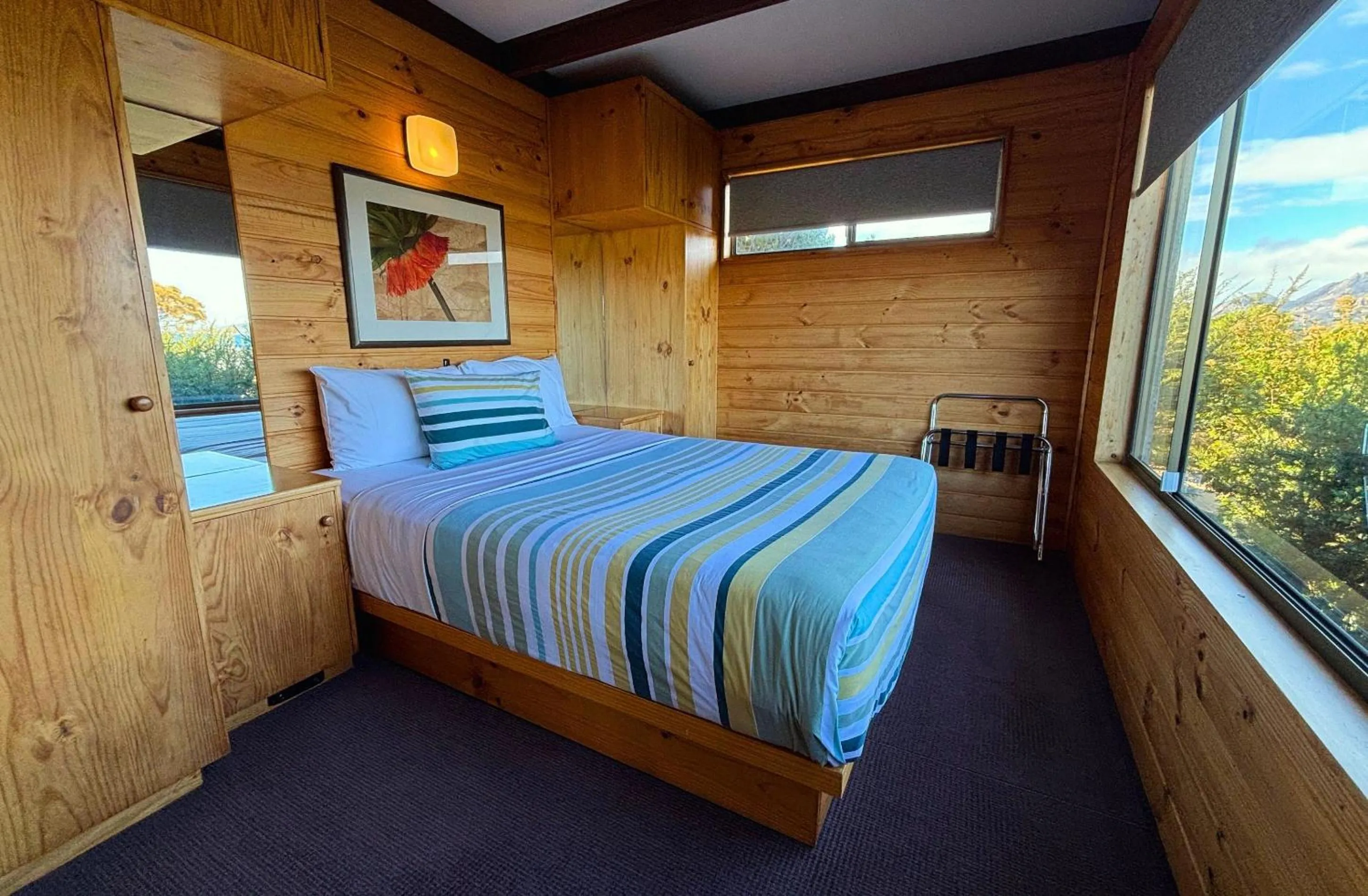 Bedroom, Bed in Edge of the Bay