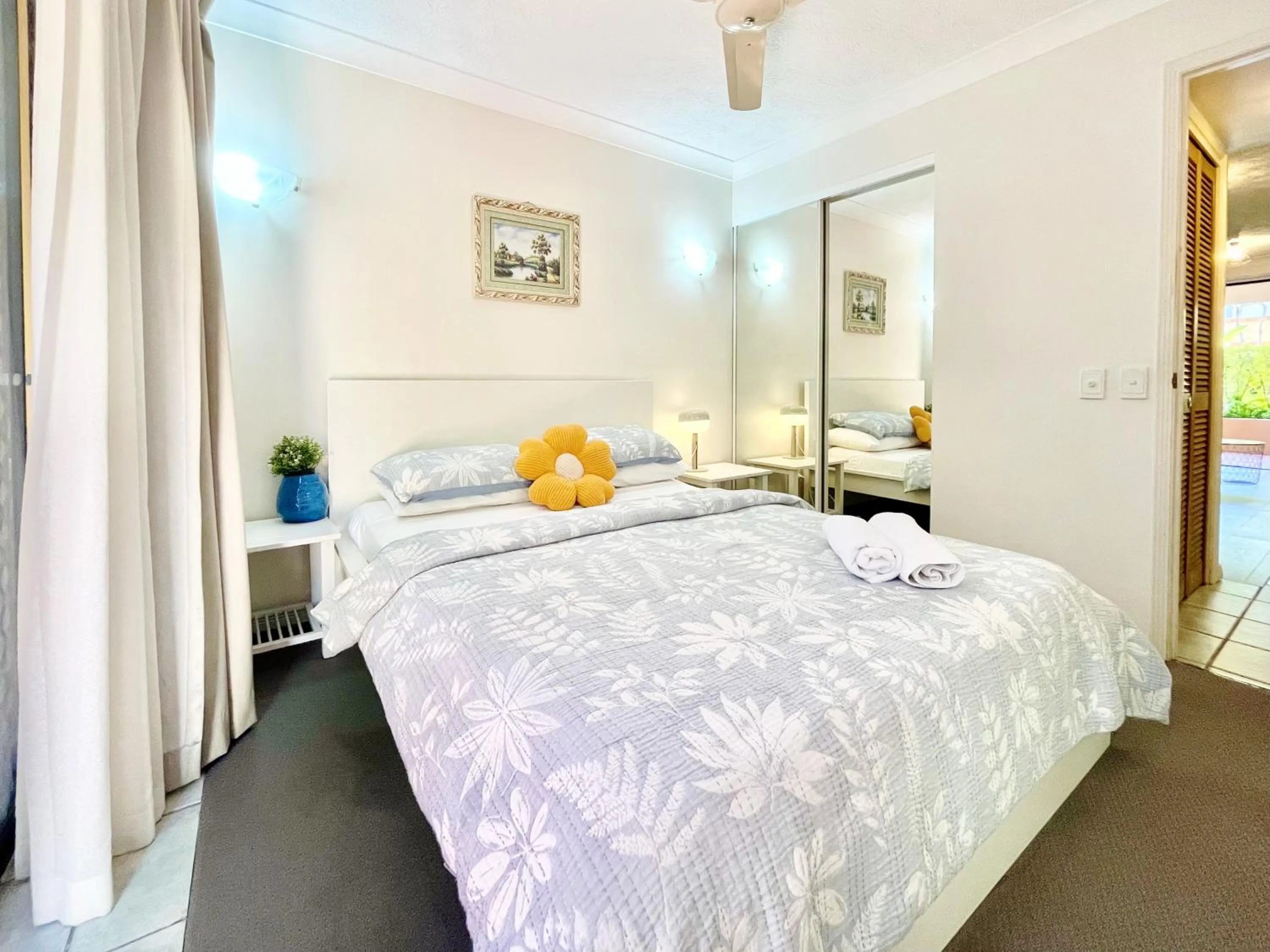 Bedroom, Bed in Mermaid Beach Park View