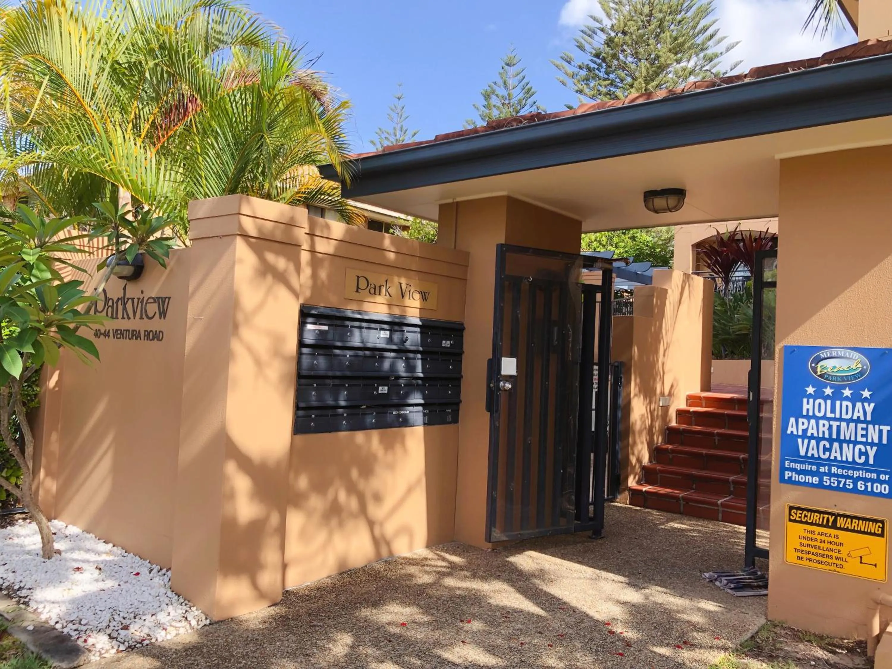 Facade/entrance in Mermaid Beach Park View
