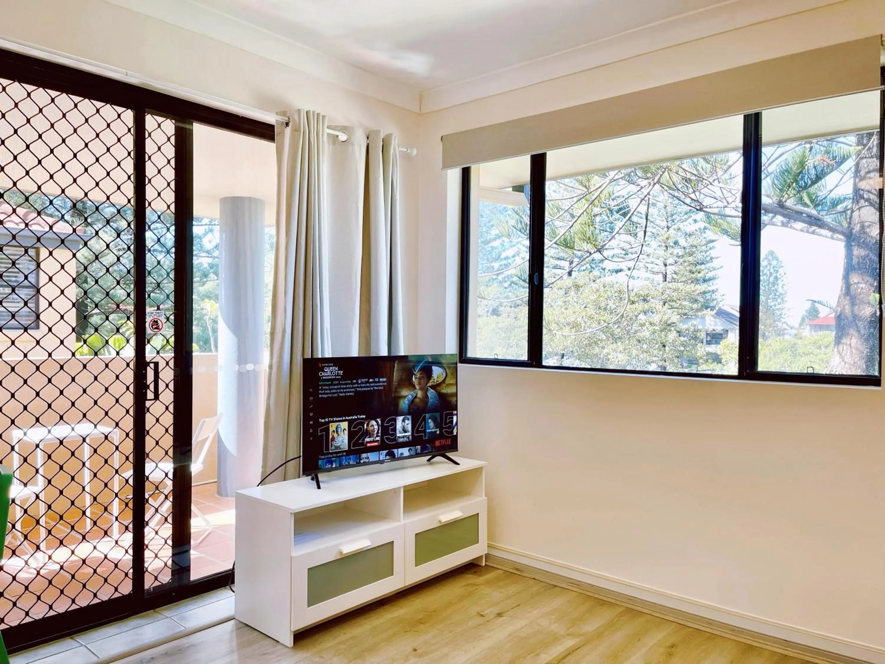 Communal lounge/ TV room in Mermaid Beach Park View