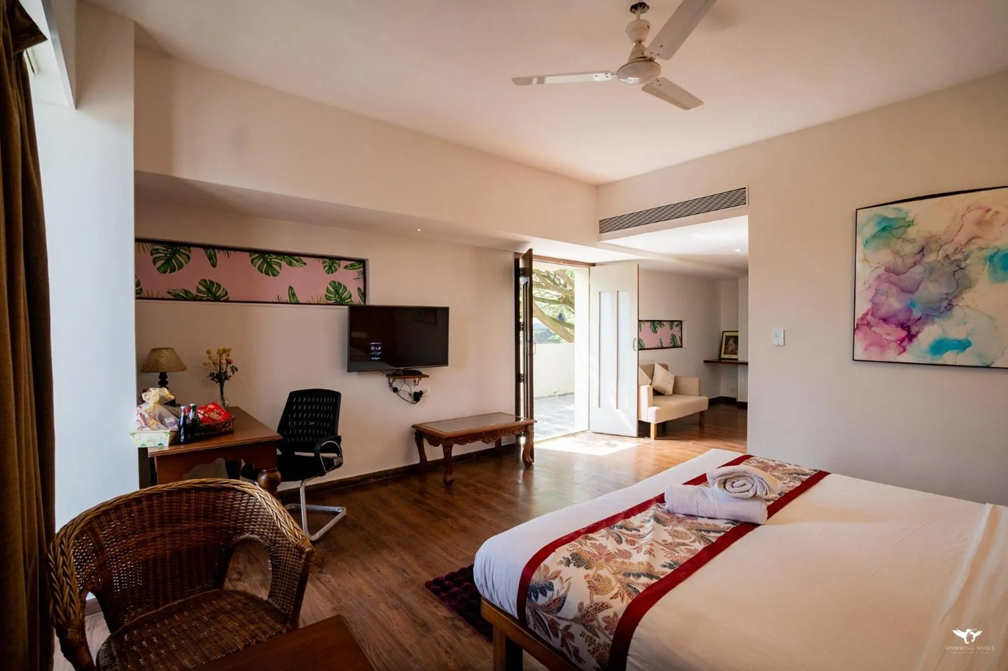 TV and multimedia, Bed in Krishna Inn - Royal Hotels