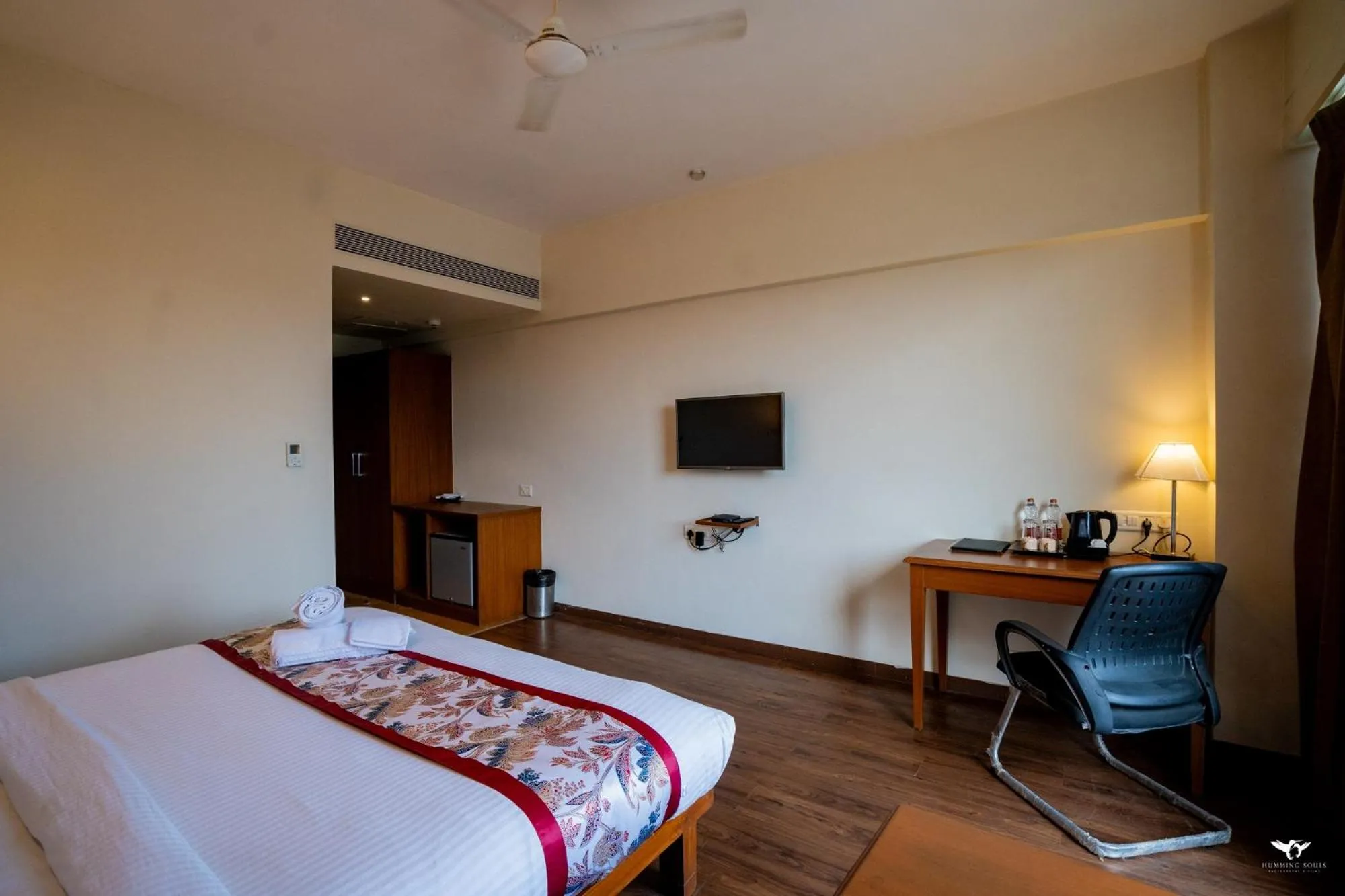 TV and multimedia, Bed in Krishna Inn - Royal Hotels