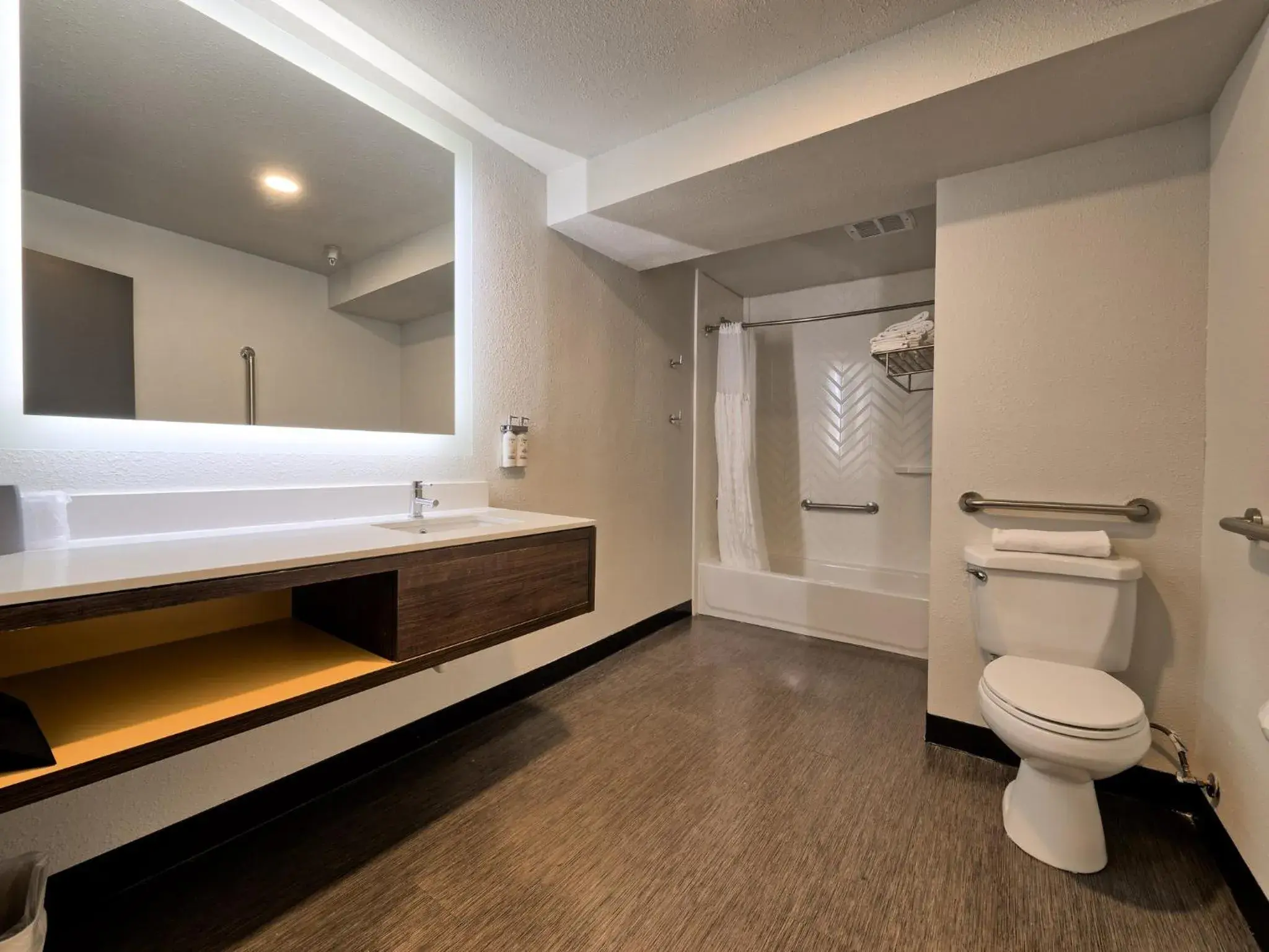 One-Bedroom Queen Suite with Two Queen Beds and Tub - Communications and Mobility Accessible in Candlewood Suites Tacoma Mall by IHG One-Bedroom Queen Suite with Two Queen Beds and Tub - Communications and Mobility Accessible in Candlewood Suites Tacoma Mall by IHG