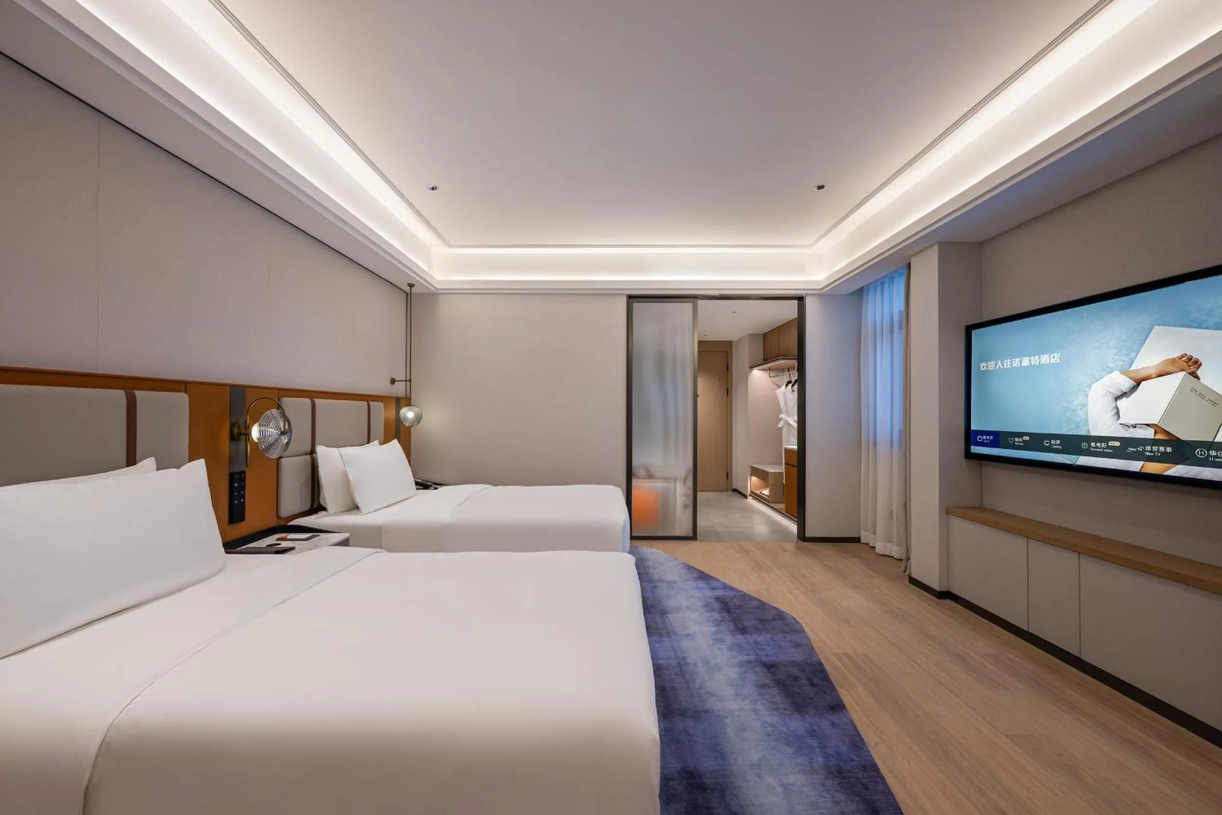 Photo of the whole room, Bed in Novotel Shanghai Hongqiao International Airport