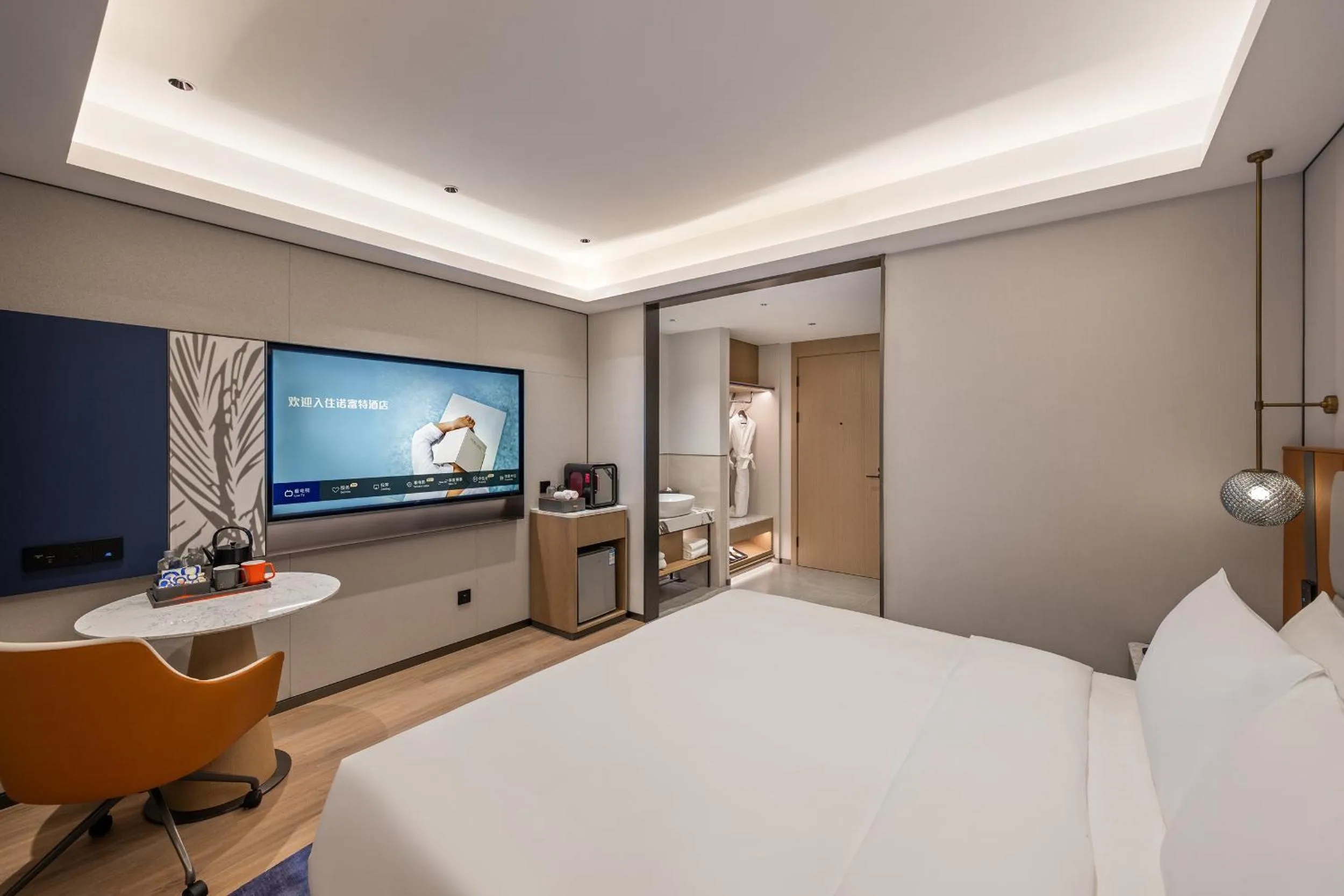 Photo of the whole room, Bed in Novotel Shanghai Hongqiao International Airport