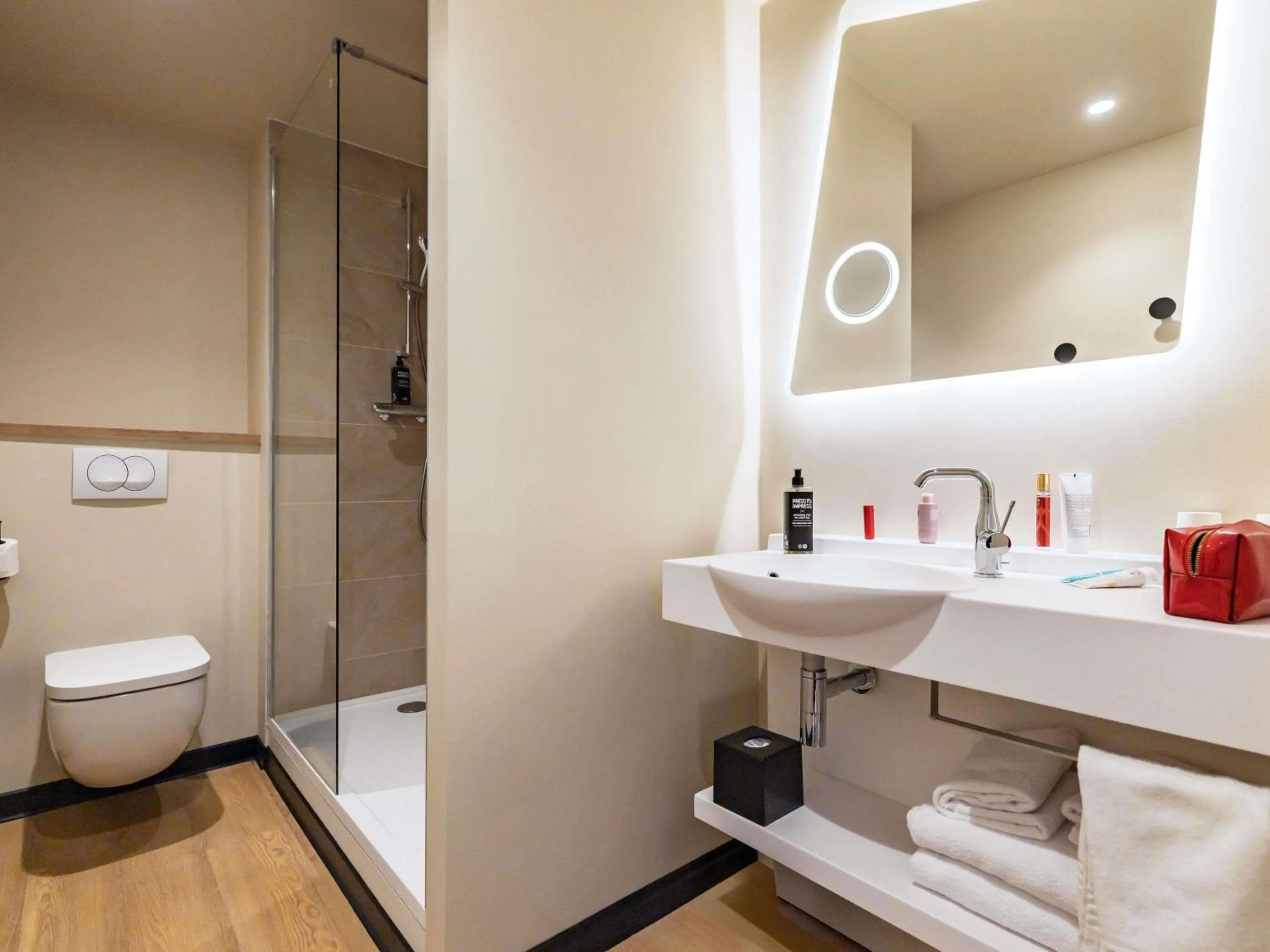 Shower in ibis Styles Metz Centre