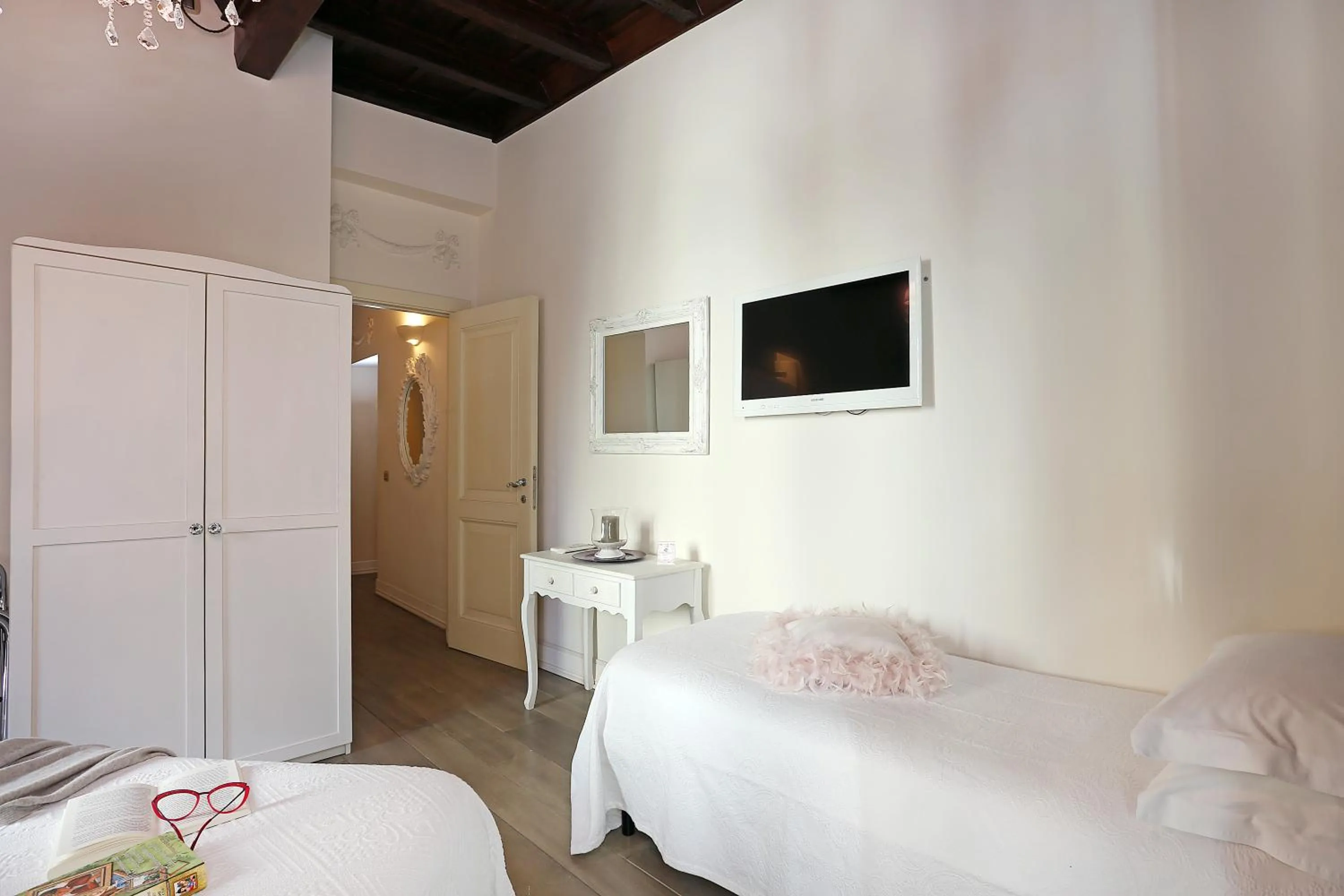 Photo of the whole room, Bed in Piazzetta de' Monti Suites